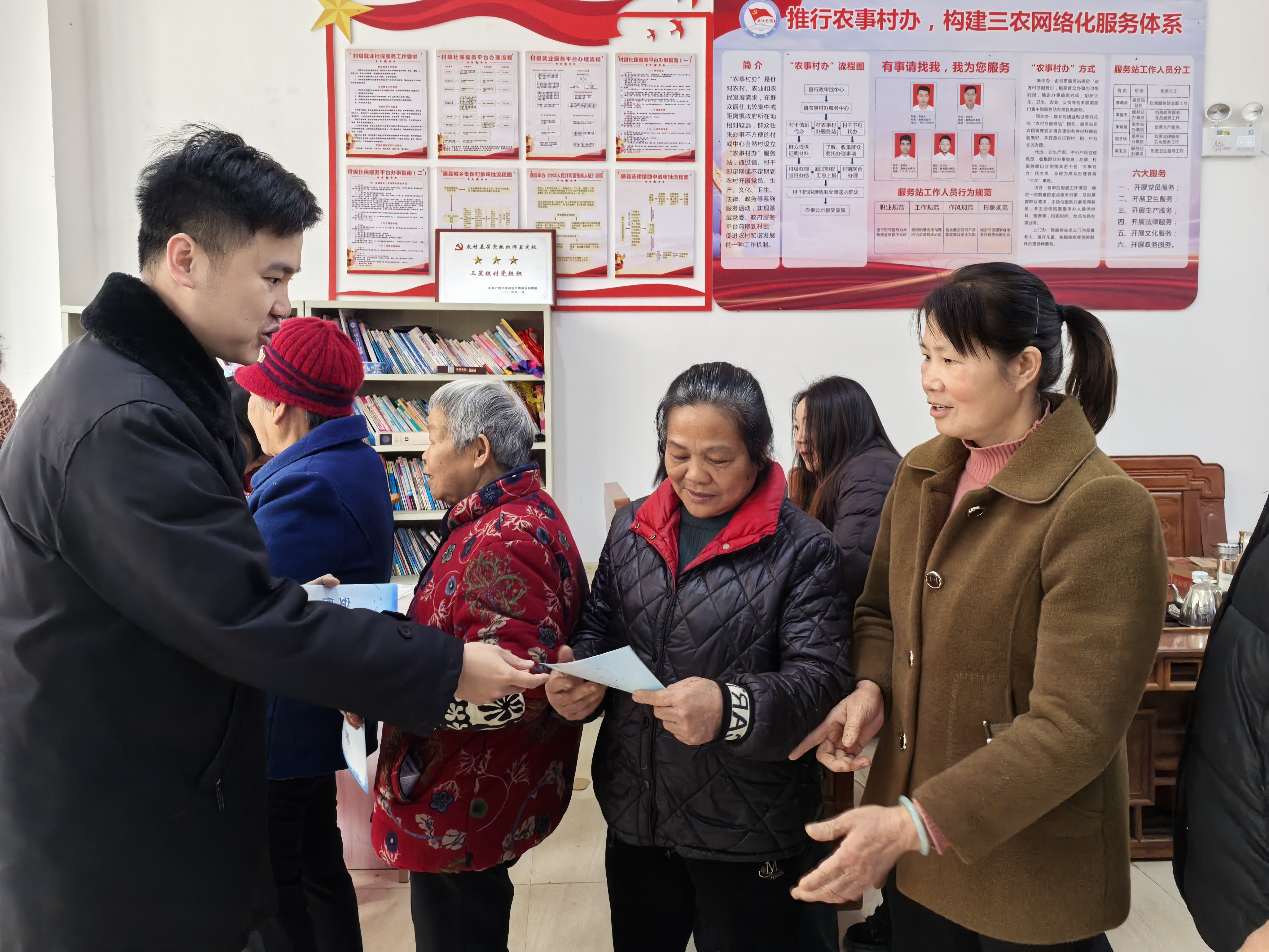 检察干警走进社区为群众开展普法宣传.jpg