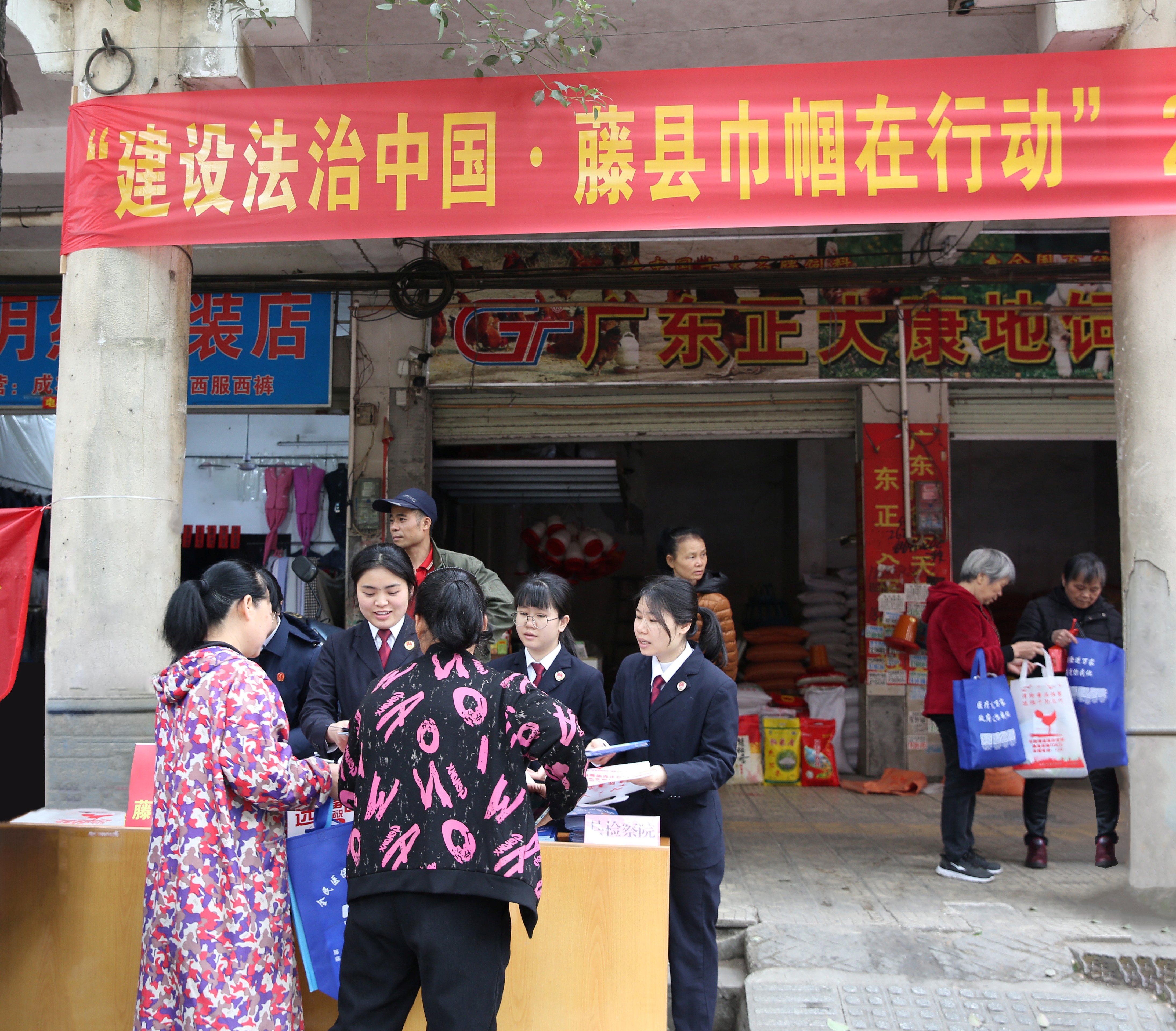 检察干警手捧宣传手册，向过往群众热情讲解法律知识 (3).JPG