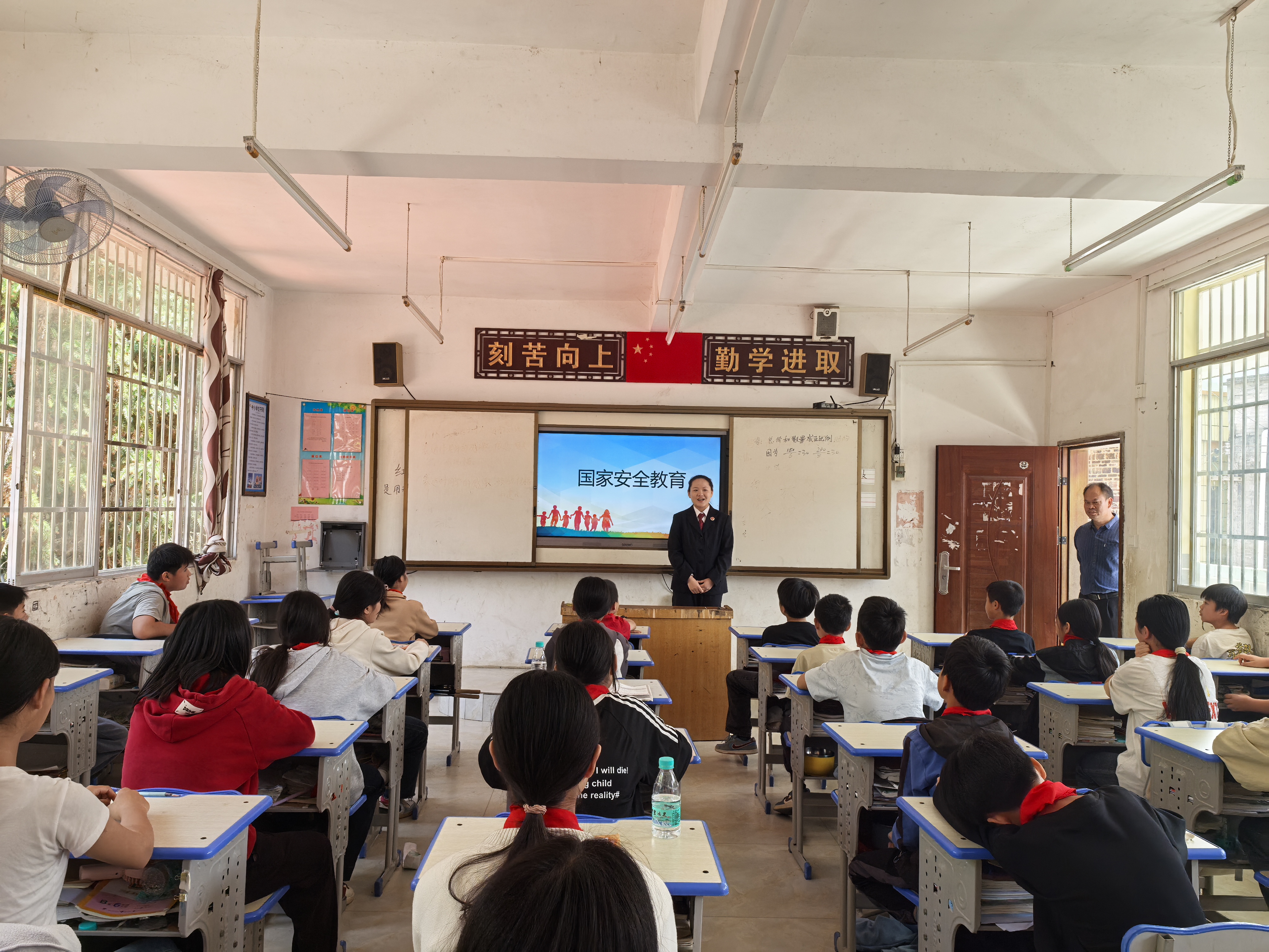 2025年4月15日 检察干警到陈平小学上法治课.jpg