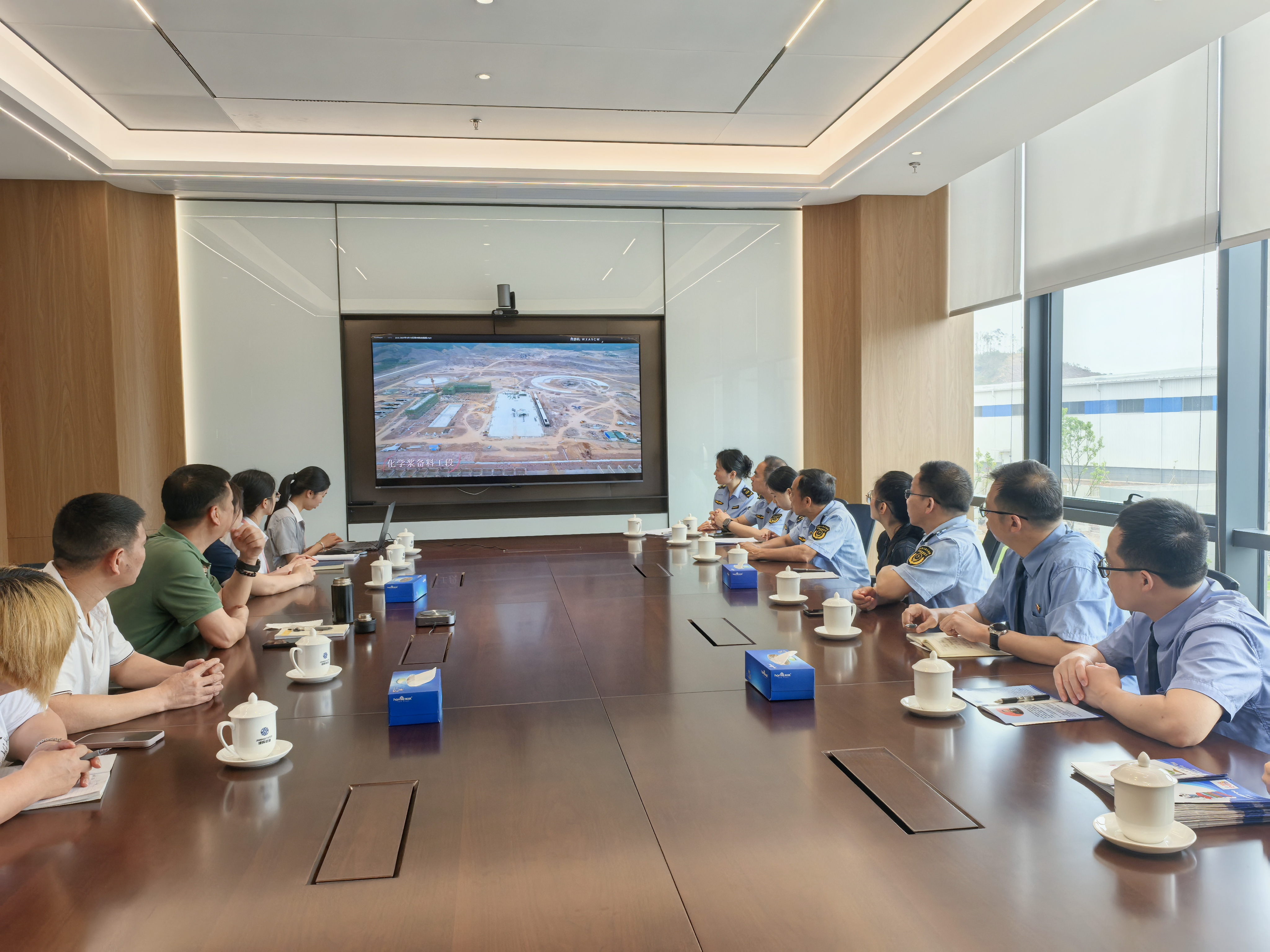 4月23日，藤县检察院会同藤县市场监督管理局走进广西建晖纸业有限公司召开座谈会，护航企业高质量发展。.jpg