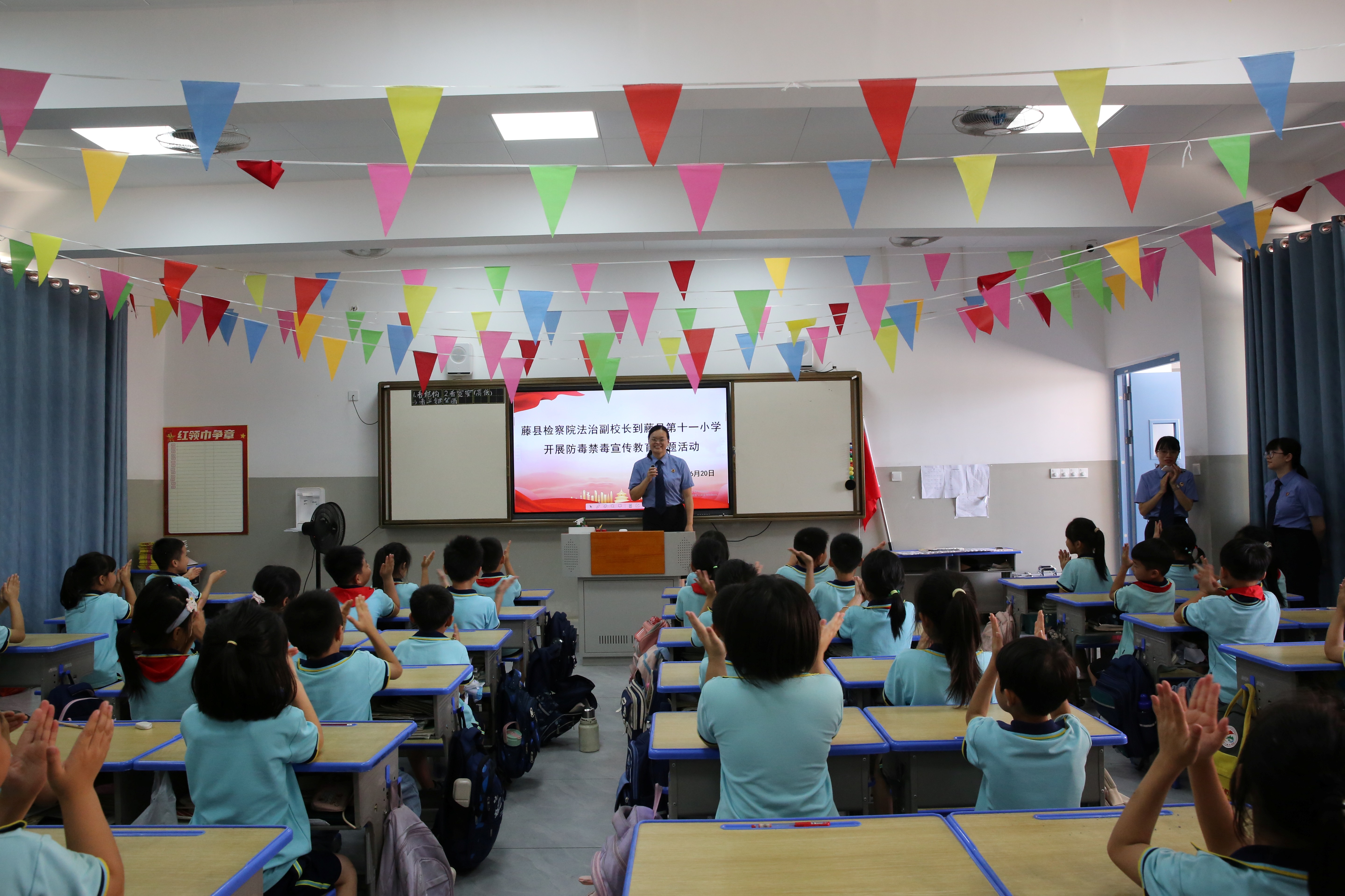黄洁华以法治副校长的身份走进藤县第十一小学为师生们带去了一堂生动的法治课。.JPG