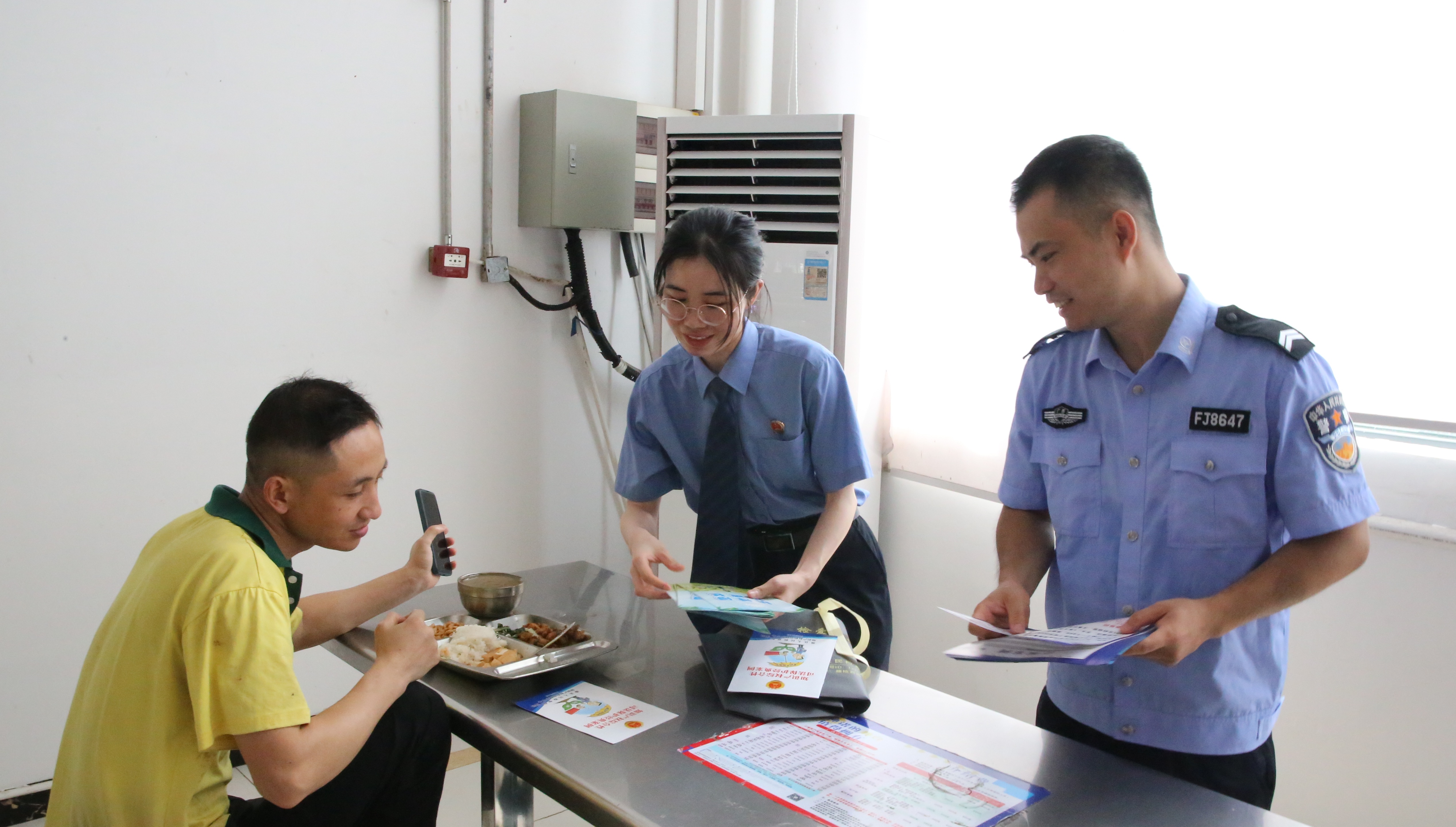 检察干警走进广西欧神诺陶瓷有限公司为企业员工送上一份涵盖禁毒、防诈等内容的“法治大礼包” (2).JPG