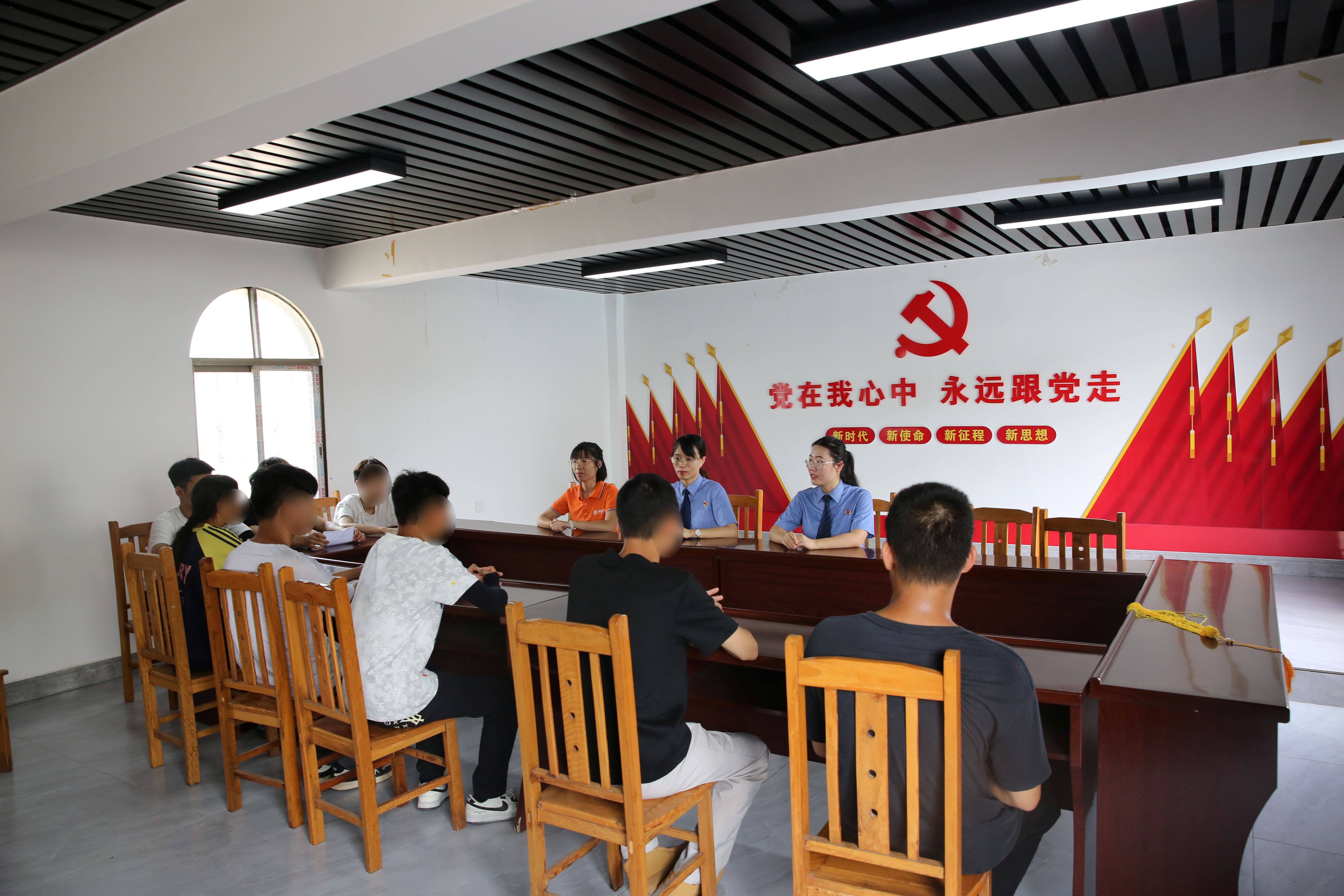 参观结束后，检察干警和社工组织了座谈会，邀请少年们分享感悟.jpg