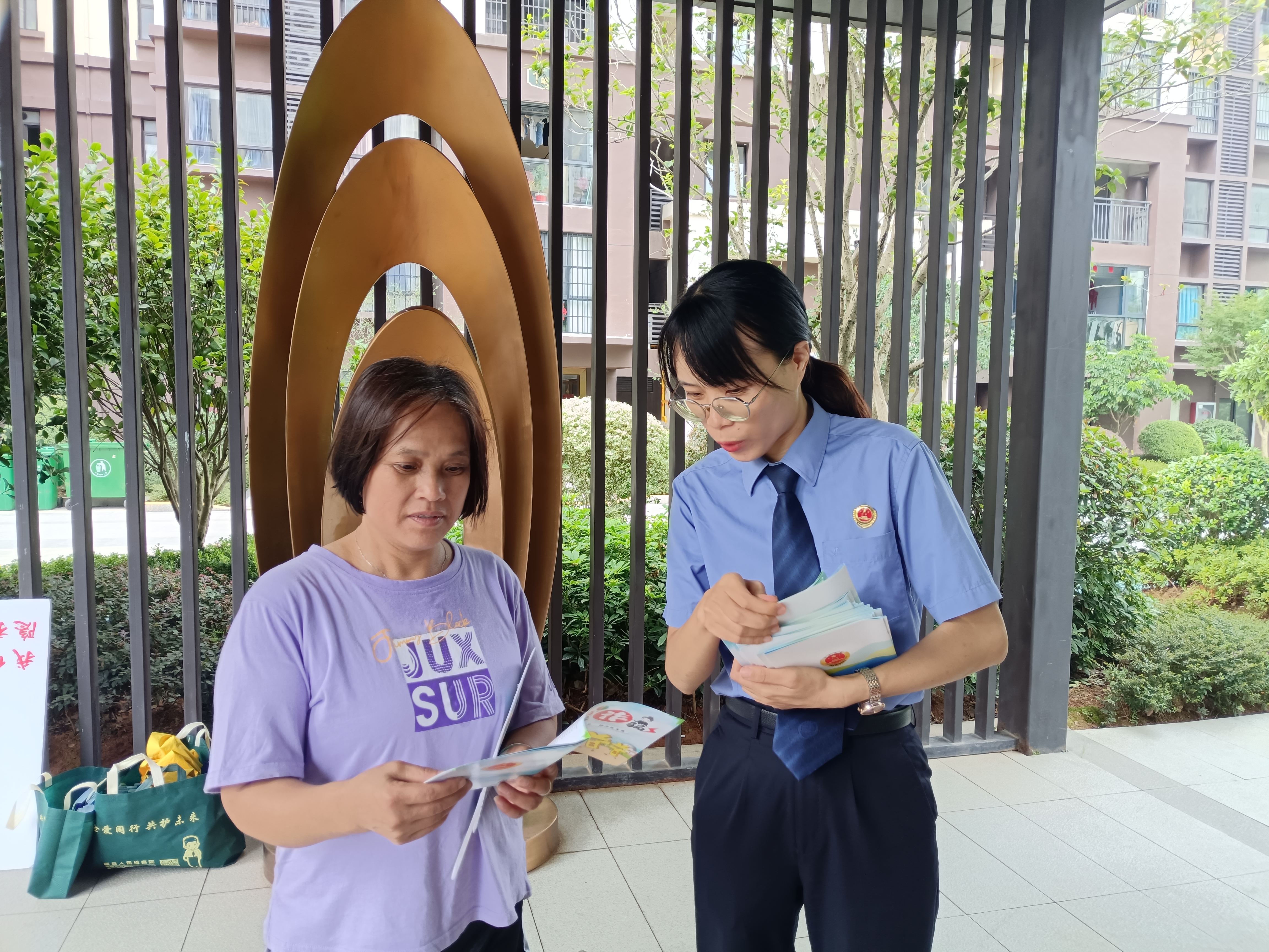 检察干警发放图文并茂的宣传手册，将复杂法律条文转化为通俗易懂的日常提醒。.jpg