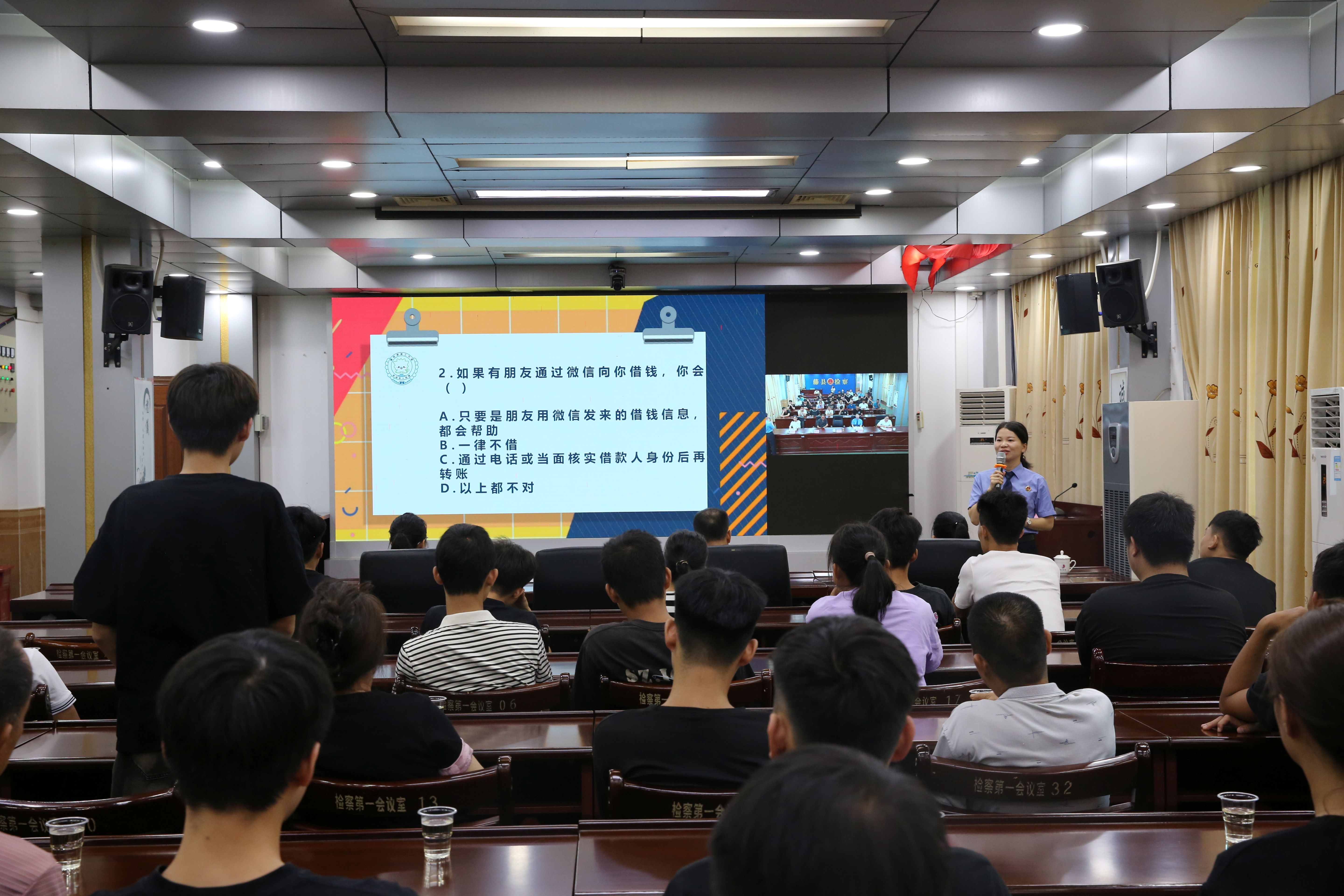 藤县检察院检察官韦丽清上法治课.JPG