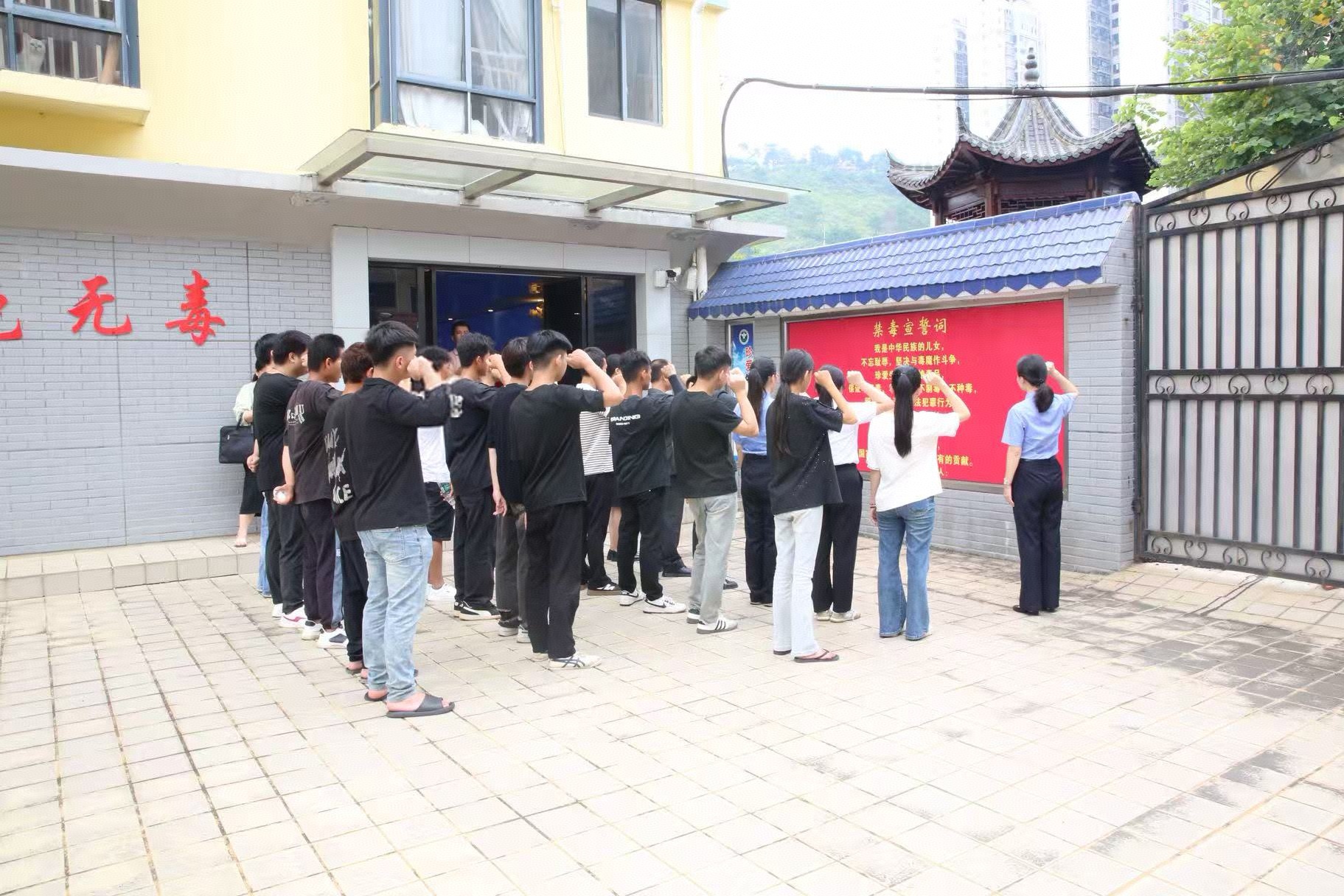 参观结束后，在检察官的领誓下，涉罪未成年人面向禁毒宣誓墙举起右手庄严宣誓。.jpg