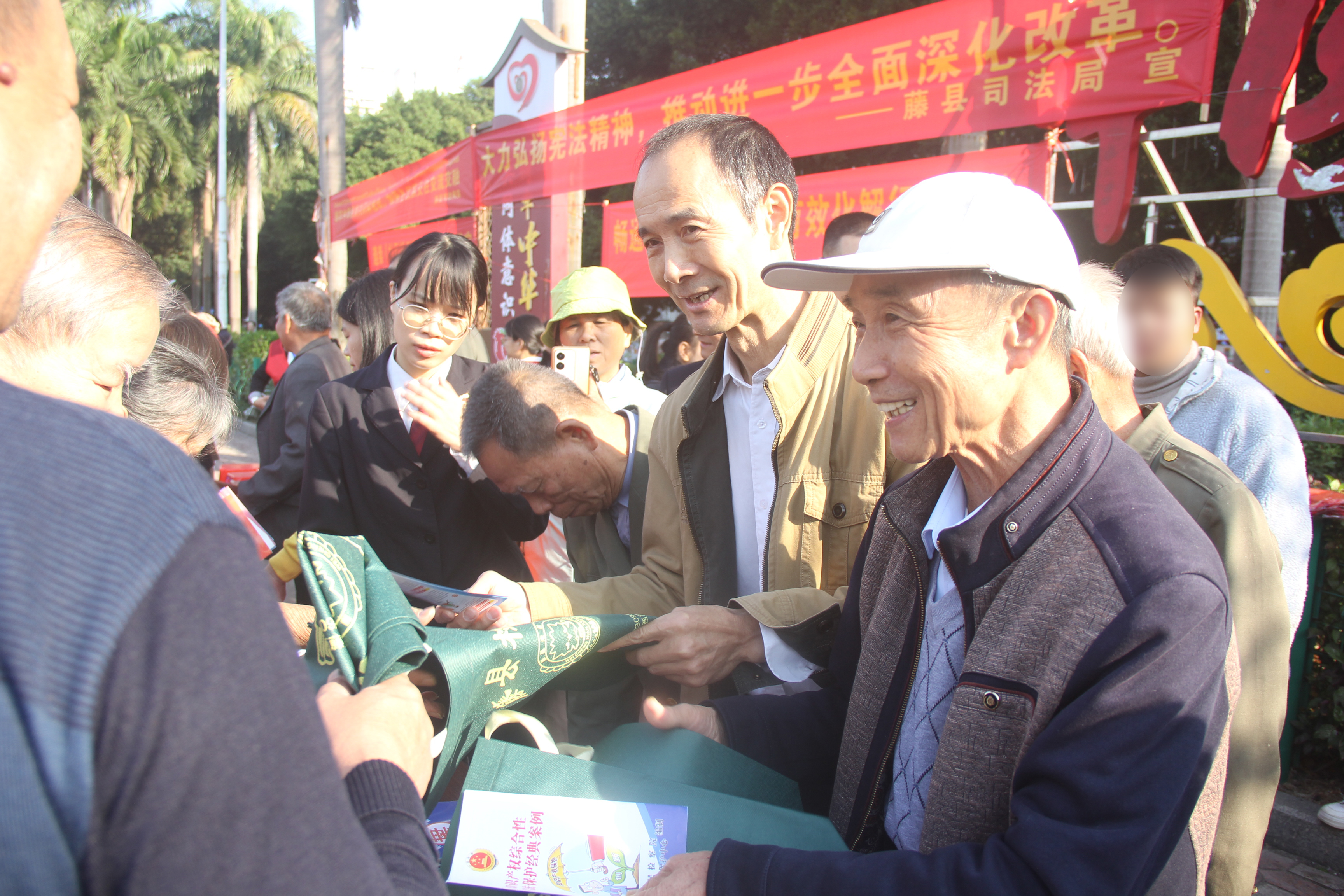 2024年12月4日，老党员们走进广场、社区，踊跃参与“宪法宣传周”“反诈骗”等普法活动.jpg