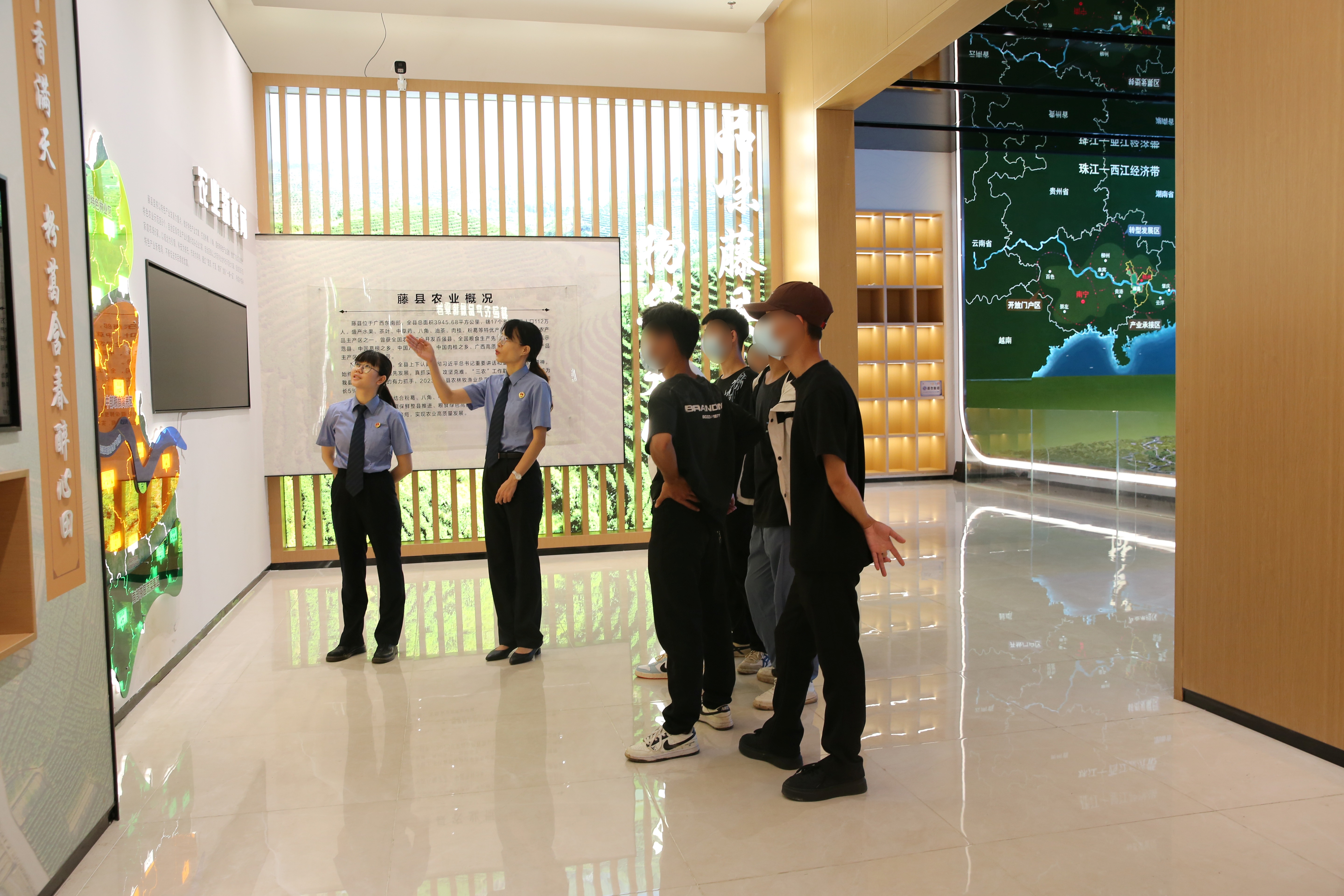检察干警在乡村振兴馆主展区前引导罪错未成年人思考.jpg