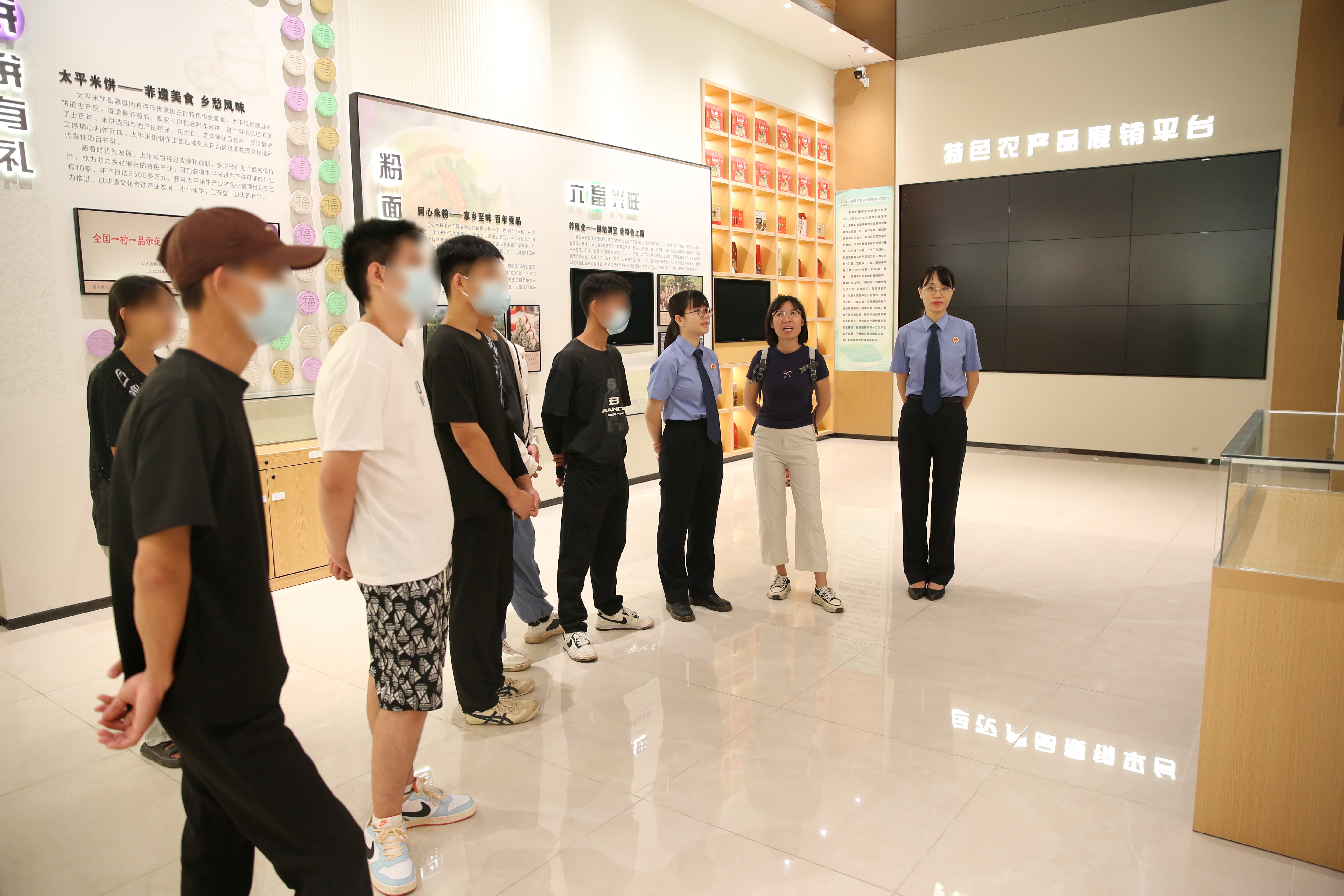 错罪未成年人在乡村振兴馆主展区前感受到了家乡的发展活力和无限潜力.jpg