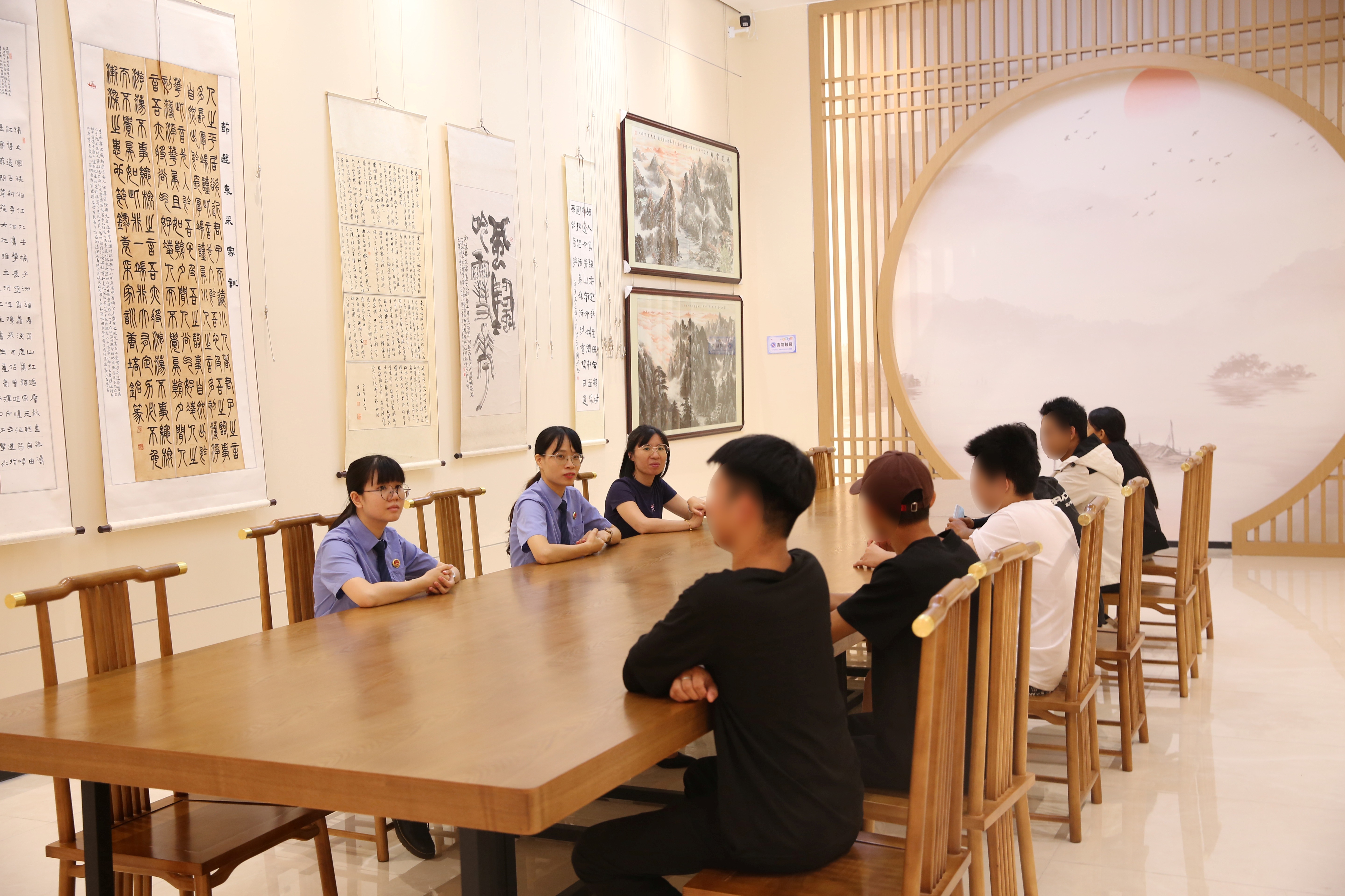 检察干警与司法社工特意在展览馆会议室组织了一场别开生面的座谈.jpg