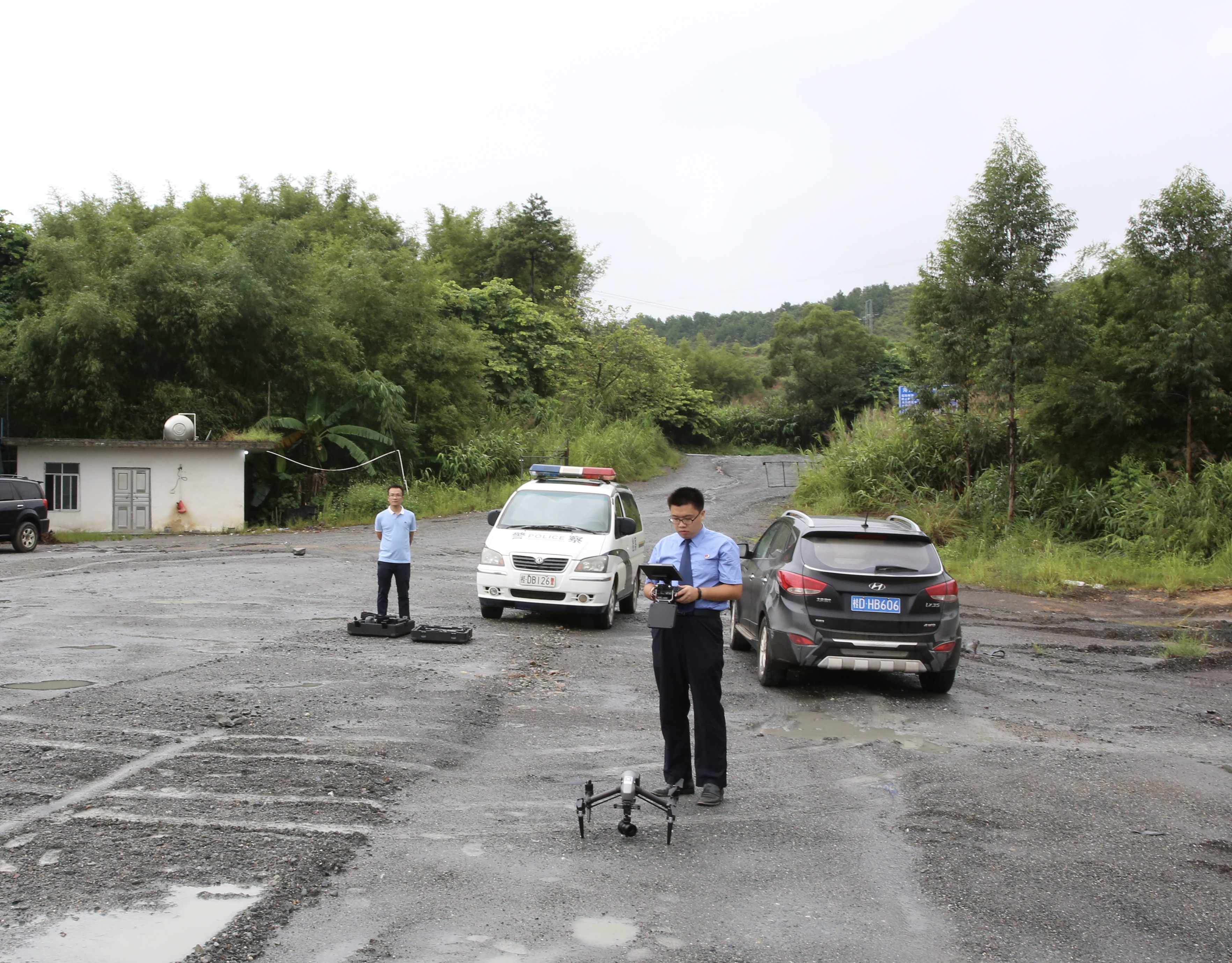 玉钧升操作无人机.jpg