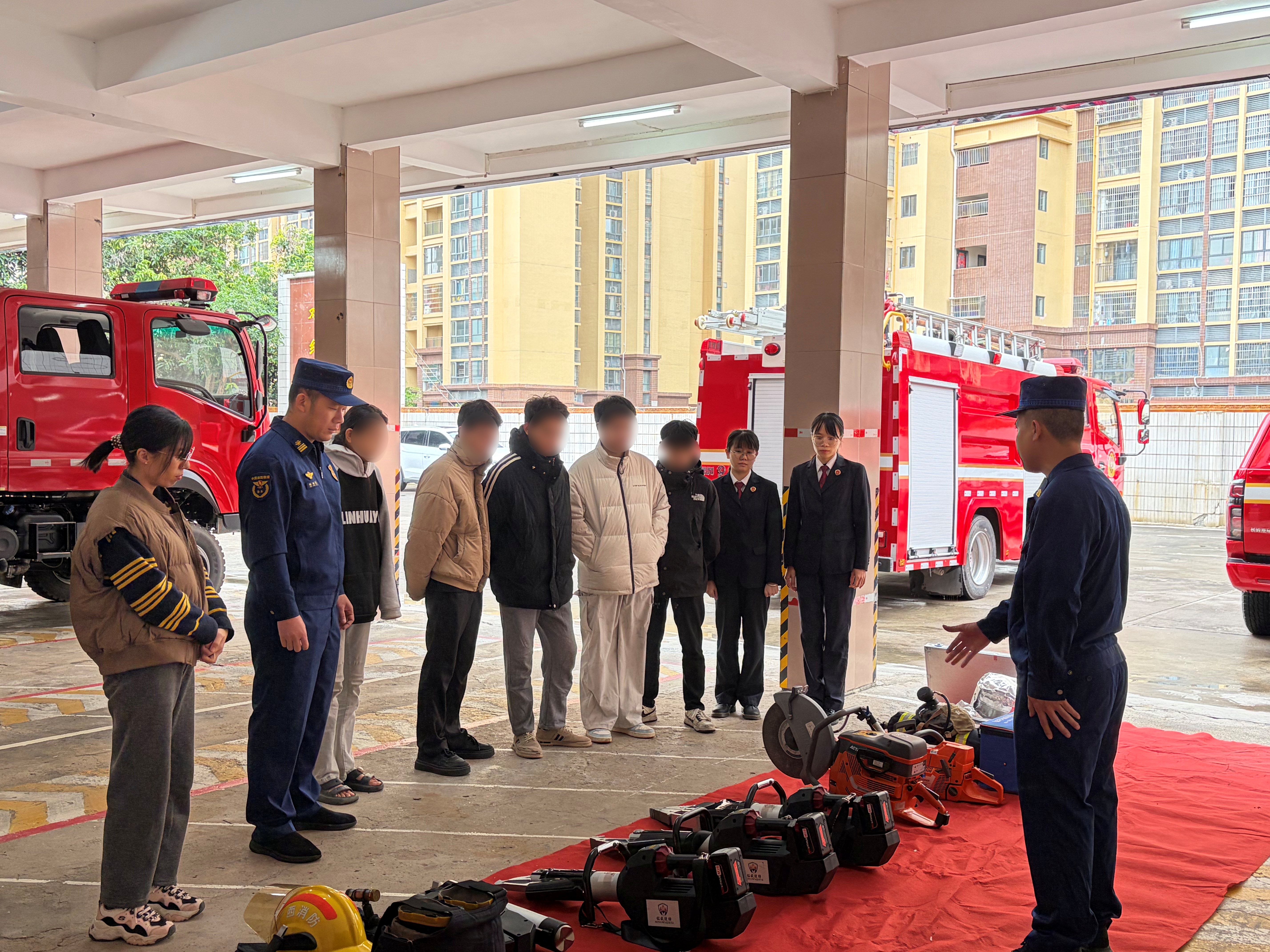 藤县消防救援大队桥西站站长耐心细致地讲解了各种消防车辆、破拆工具、救援器材、防护服装的名称、功能及适用场景.jpg