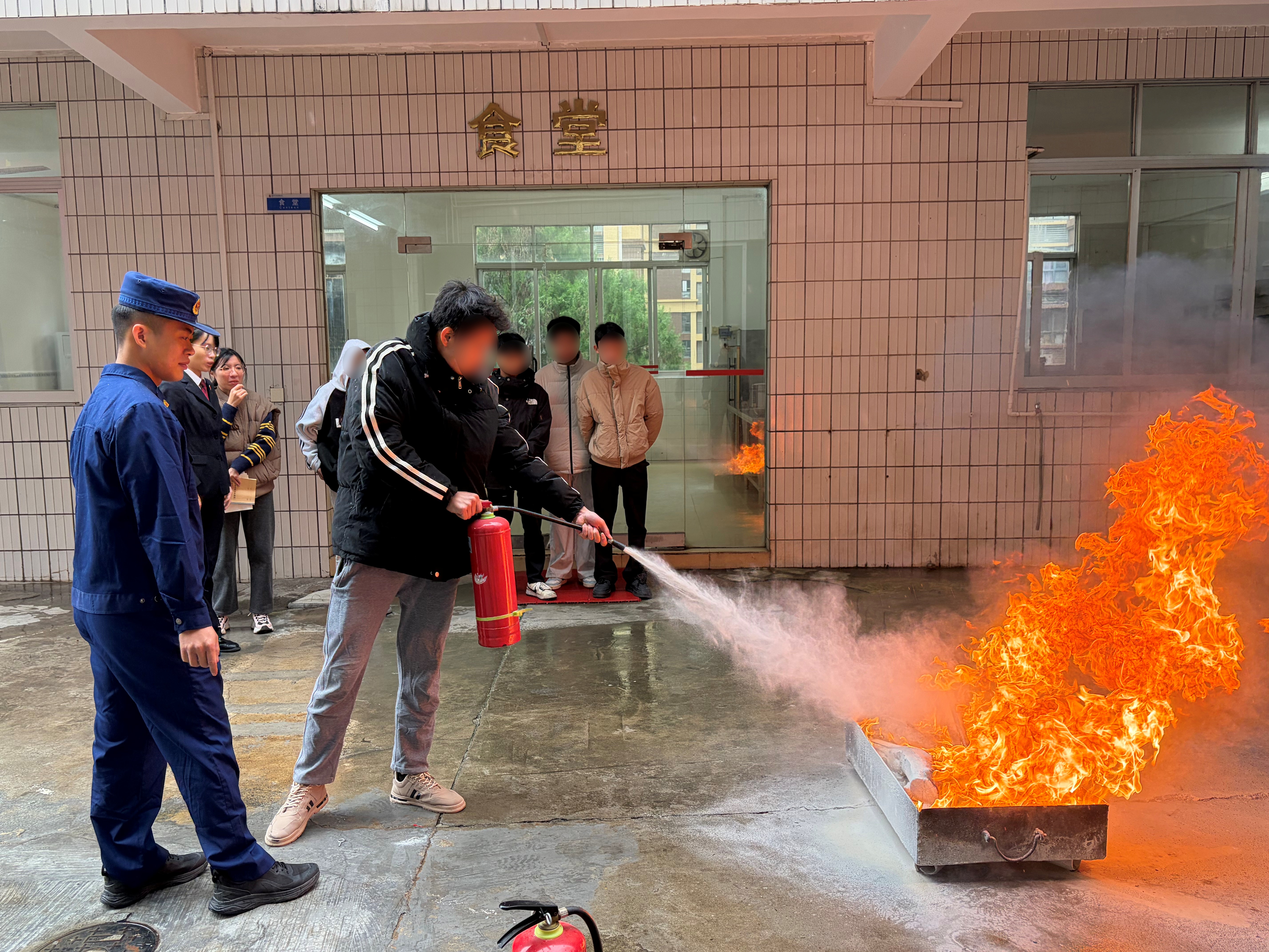 在消防员的专业指导下,涉罪未成年人亲身体验了“卡口水带模拟室内消火栓出水”和“灭火器使用”两个项目.jpg
