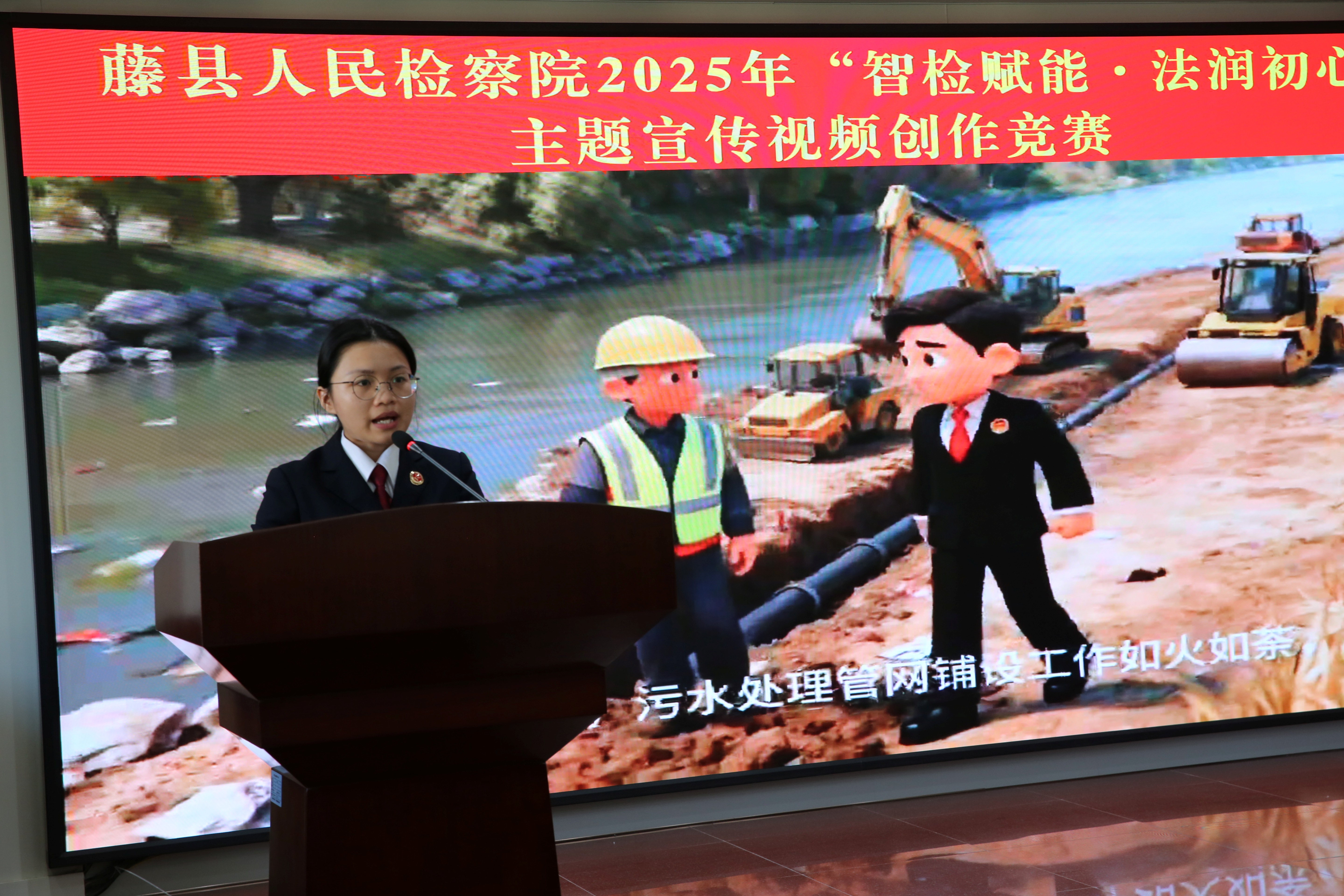 第五组组员陈茗茗介绍该组视频作品《检察蓝守护碧水清》.JPG