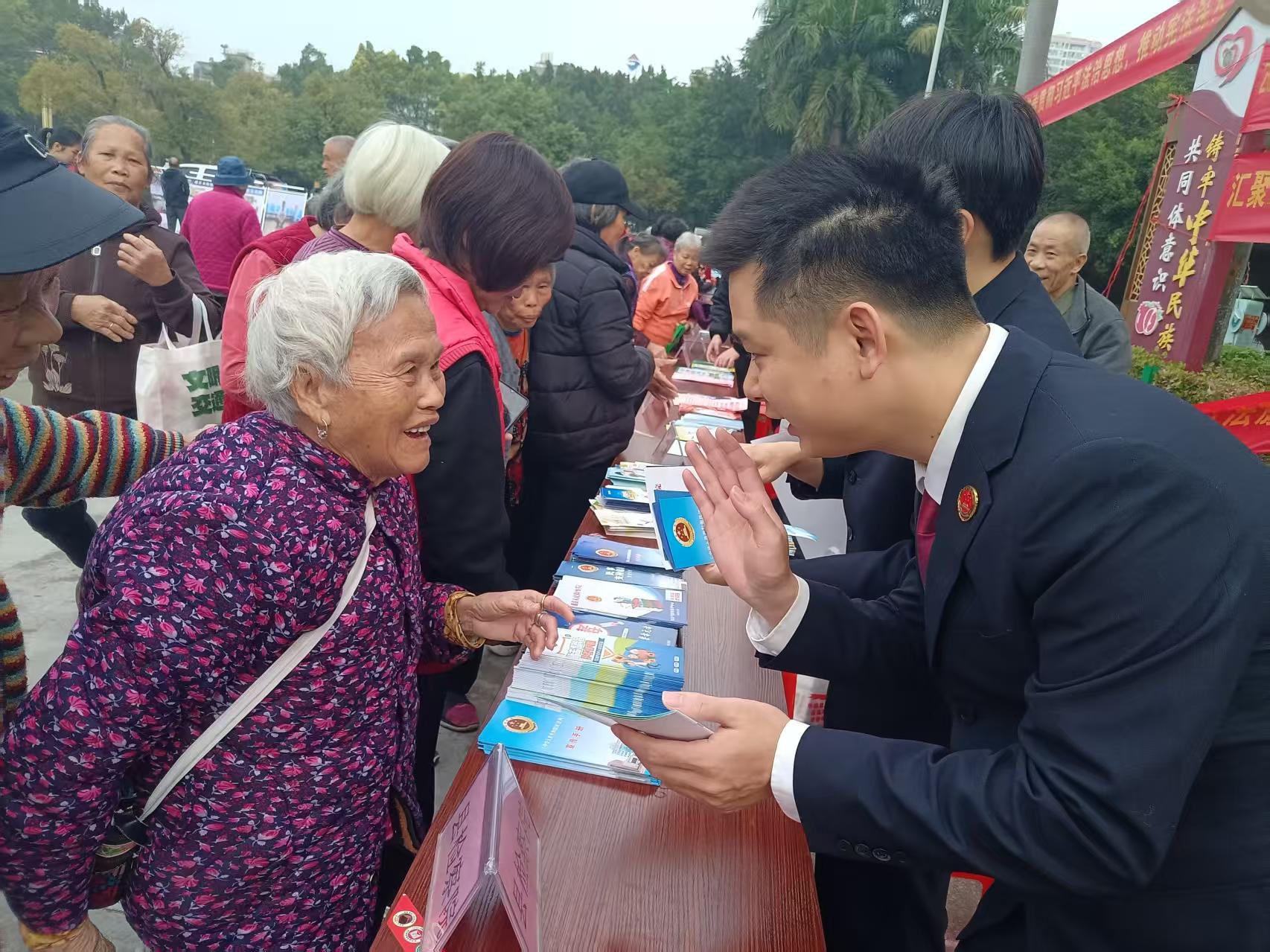 12月4日,藤县检察院检察干警与退休党员组成普法志愿服务队出现在藤州文化广场,把宪法知识带到群众身边.jpg
