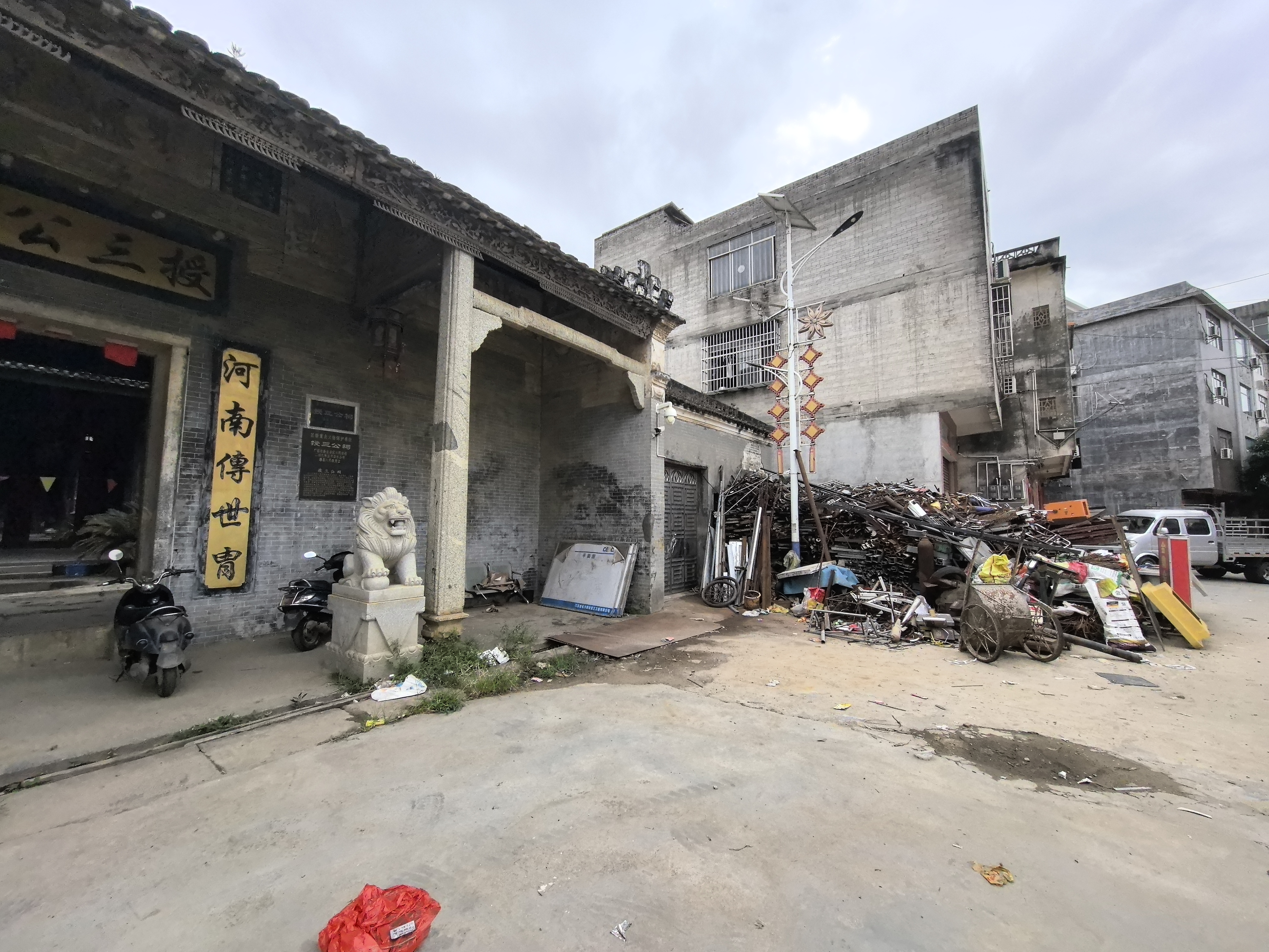 公祠附屋被不规范商用近20年,左附屋堆放50多吨废铁、废旧煤气罐等杂物.jpg