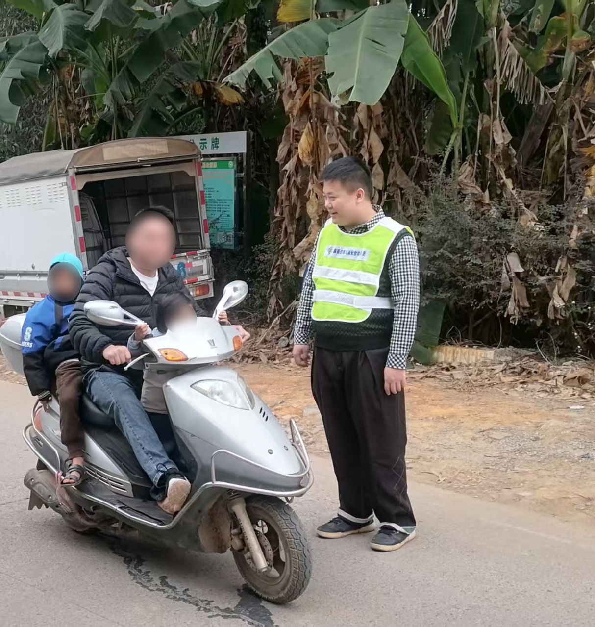 2月5日清晨，在藤县古龙镇金凤村的一处进村道路口，藤县检察院派驻古龙镇金凤村工作队员杨杰身着反光背心，正耐心地对一位违规载人的老乡进行劝导。.jpg