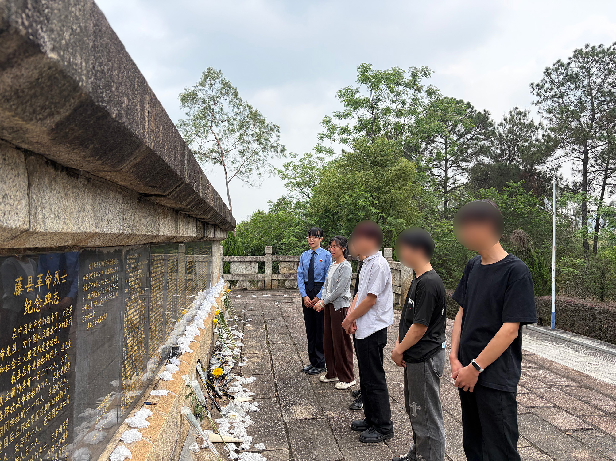 低像素检察干警与司法社工带领帮教对象向革命先烈敬献花束、集体默哀，向革命先烈表达深切的哀悼。.jpg