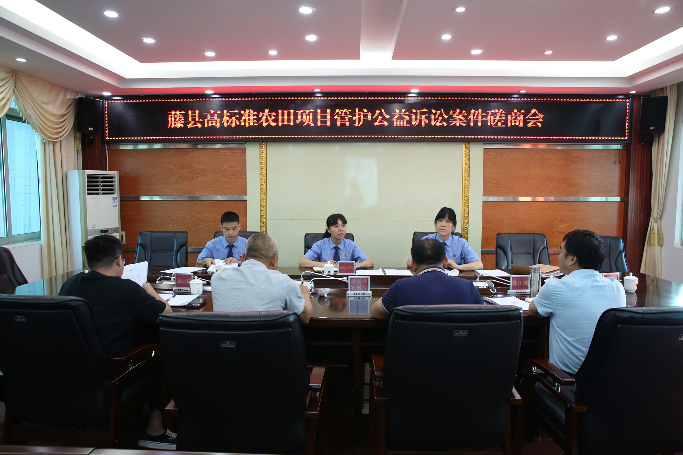 低像素2024年初，在人大代表联络过程中，检察官在与人大代表的谈话中敏锐察觉问题线索。.jpg