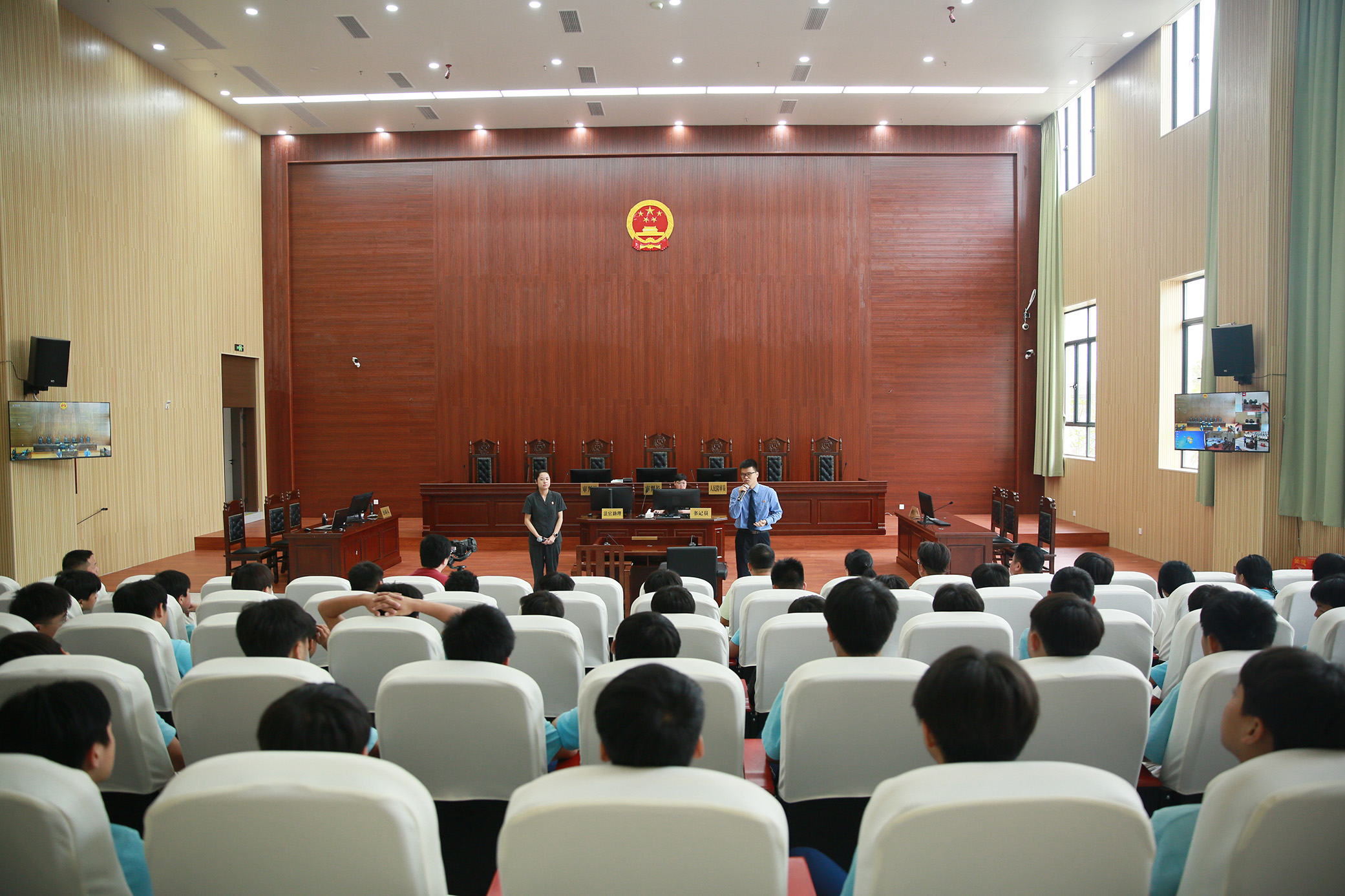 低像素庭审结束后，公诉人与承办法官立足案件实际，面向在场人大代表、政协委员、师生代表、附条件不起诉对象等开展专场普法宣讲.jpg