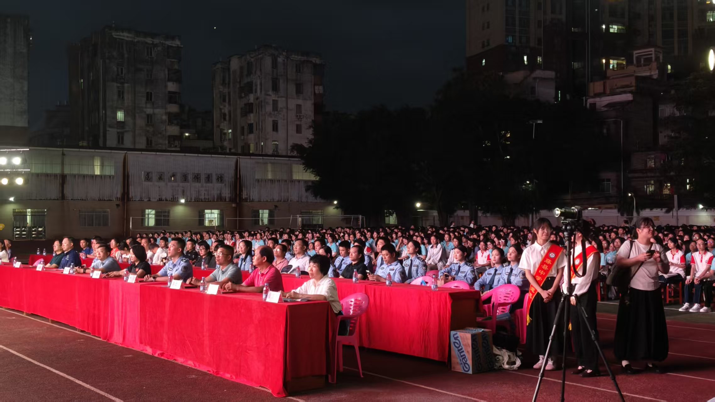 舞台下，藤县检察干警穿梭于3000余名师生之间开展面对面普法，法治气息弥漫整个校园。.jpg