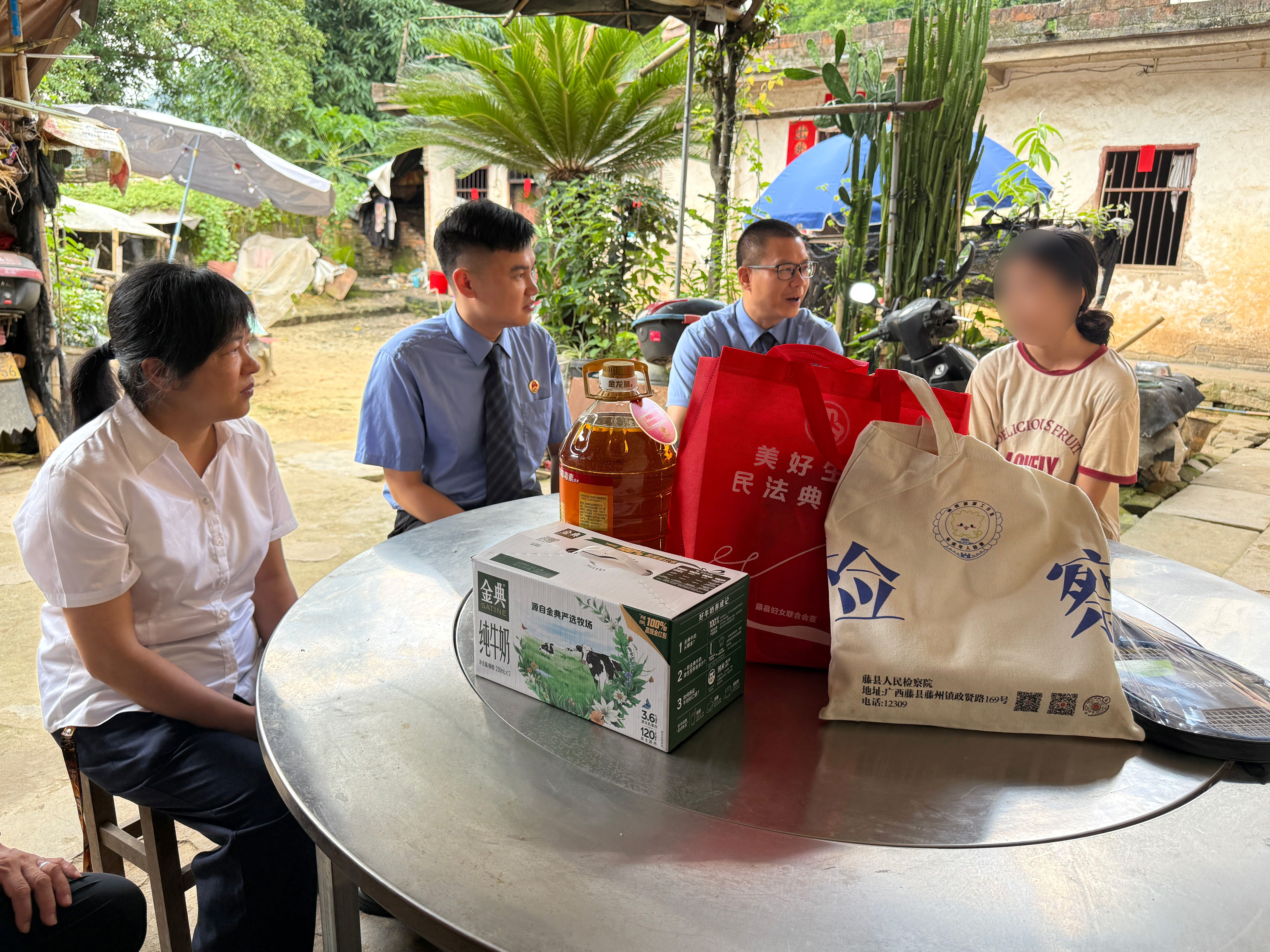 5月28日，回访组一行专程来到被救助儿童小青（化名）家中开展回访工作。落座后，检察干警与小青交谈，仔细询问她的学习状态与日常起居。111.jpg