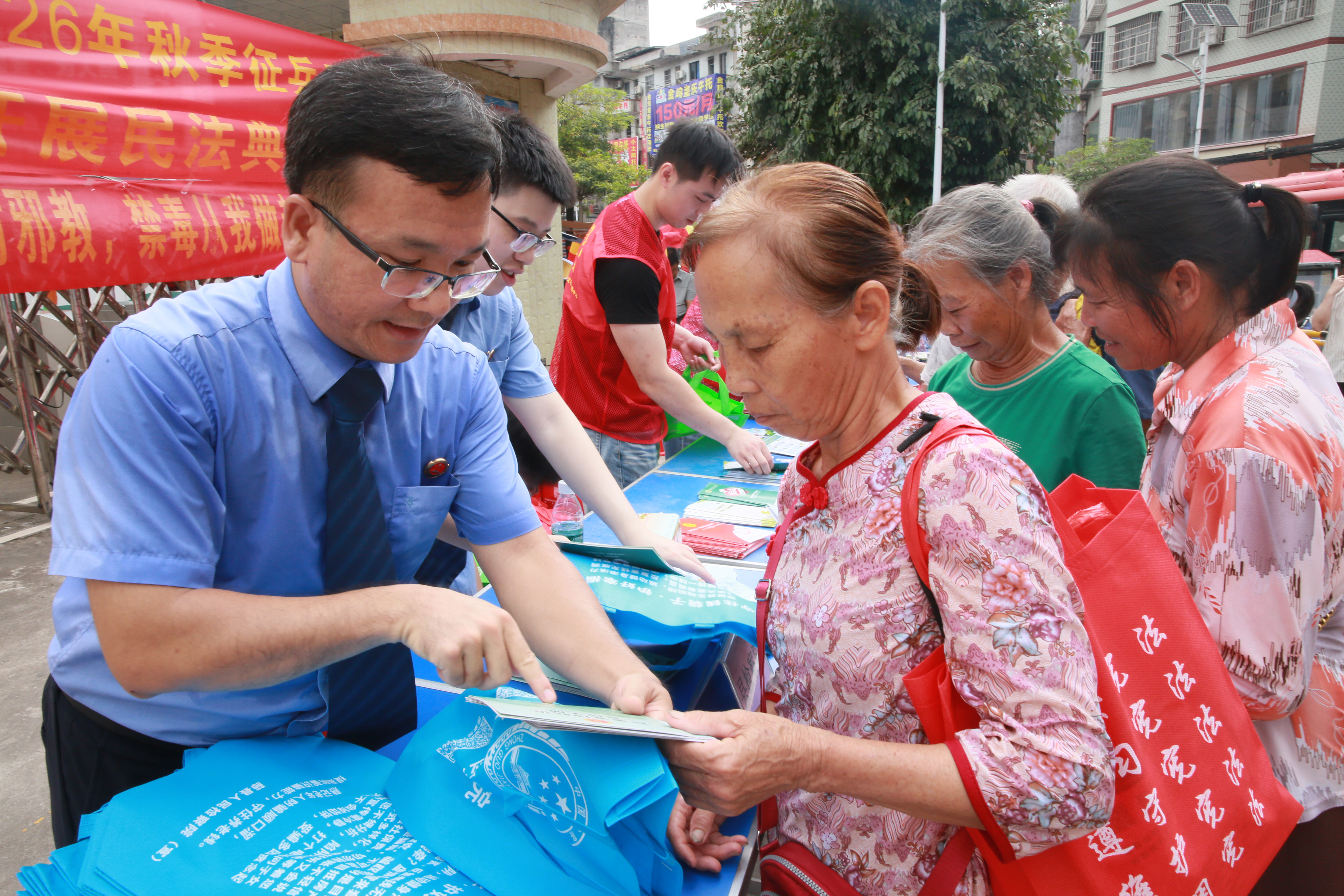 检察干警耐心讲解防范要点，引导老人守住“养老钱”，守护晚年幸福生活。.jpg