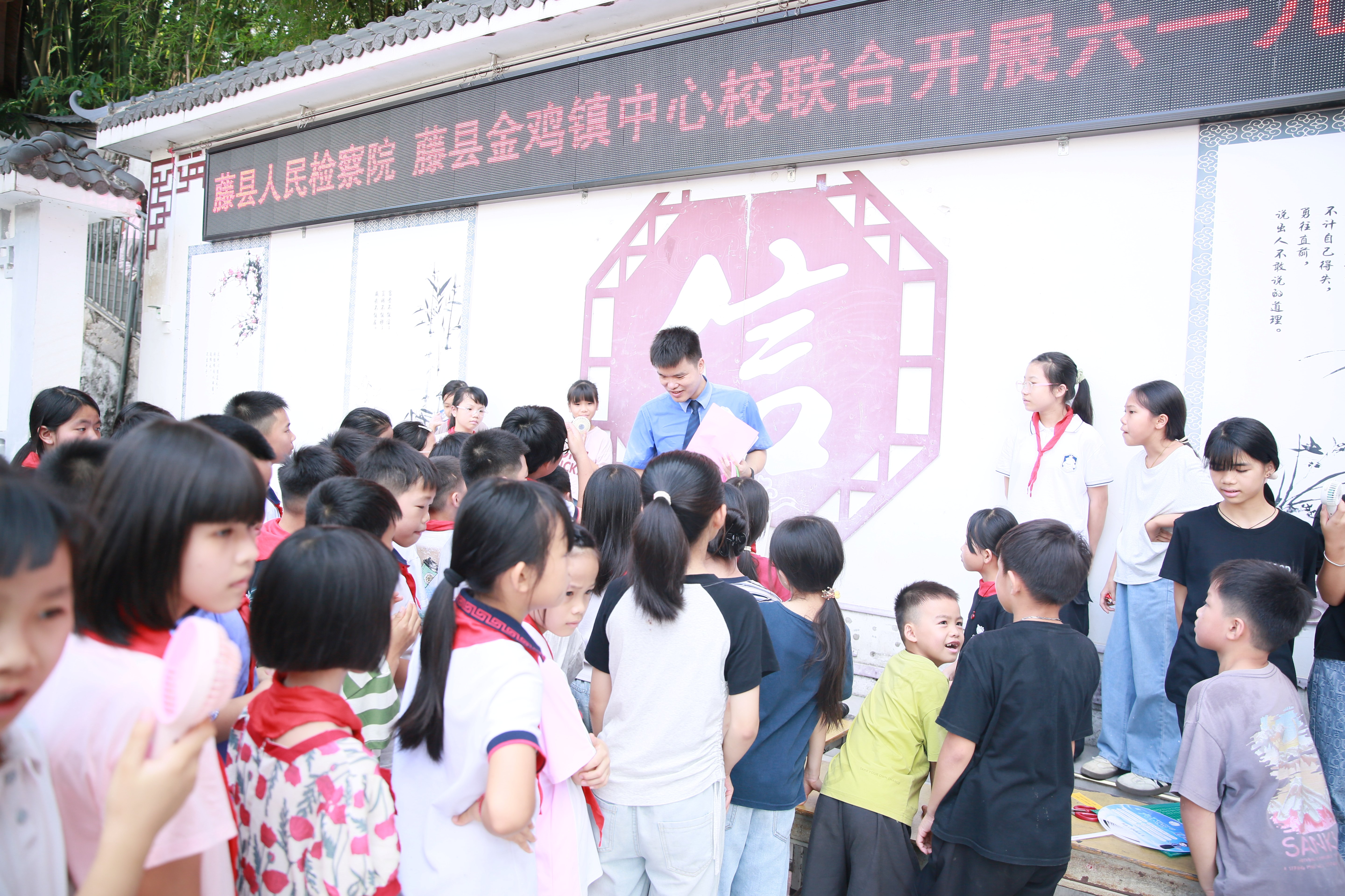 同学们三五成群，争相竞猜。检察官站在谜语展板旁，一边揭晓答案，一边用通俗易懂的语言讲解111.JPG