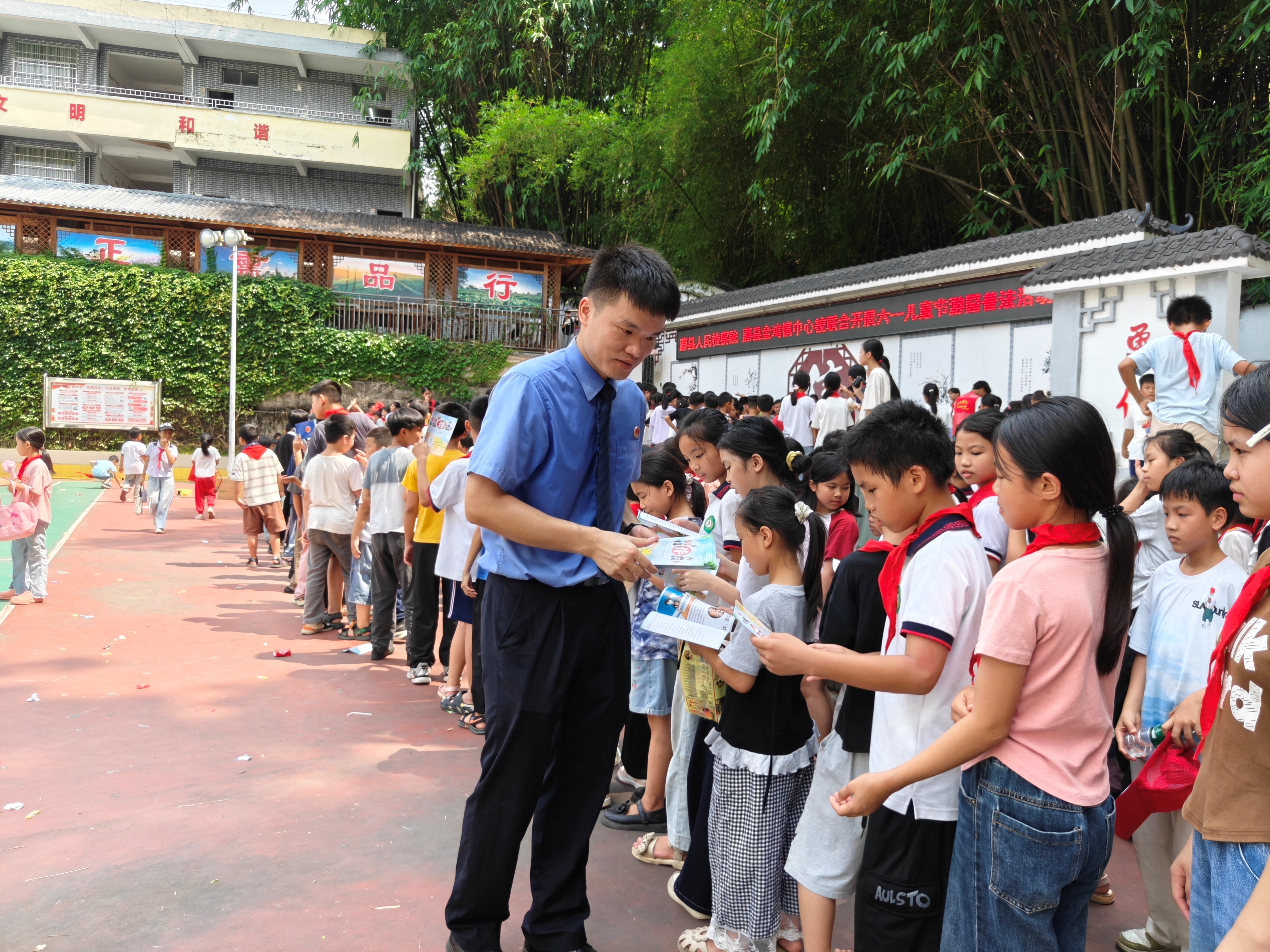 近500名学生参与互动，共发放宣传资料300余份、学习用品等法治礼物300余件 111.jpg