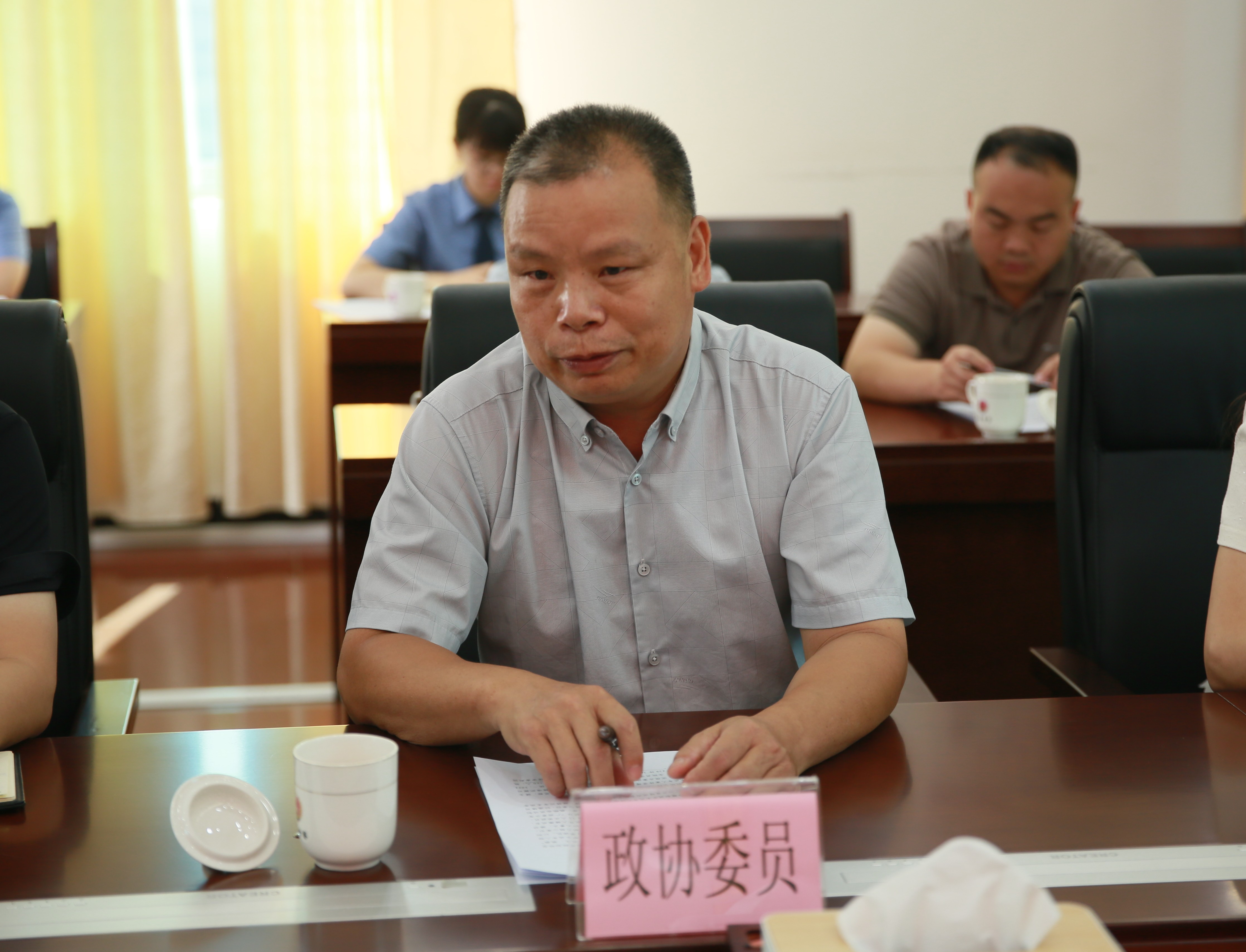政协委员覃庆炎在座谈会上交流发言.JPG