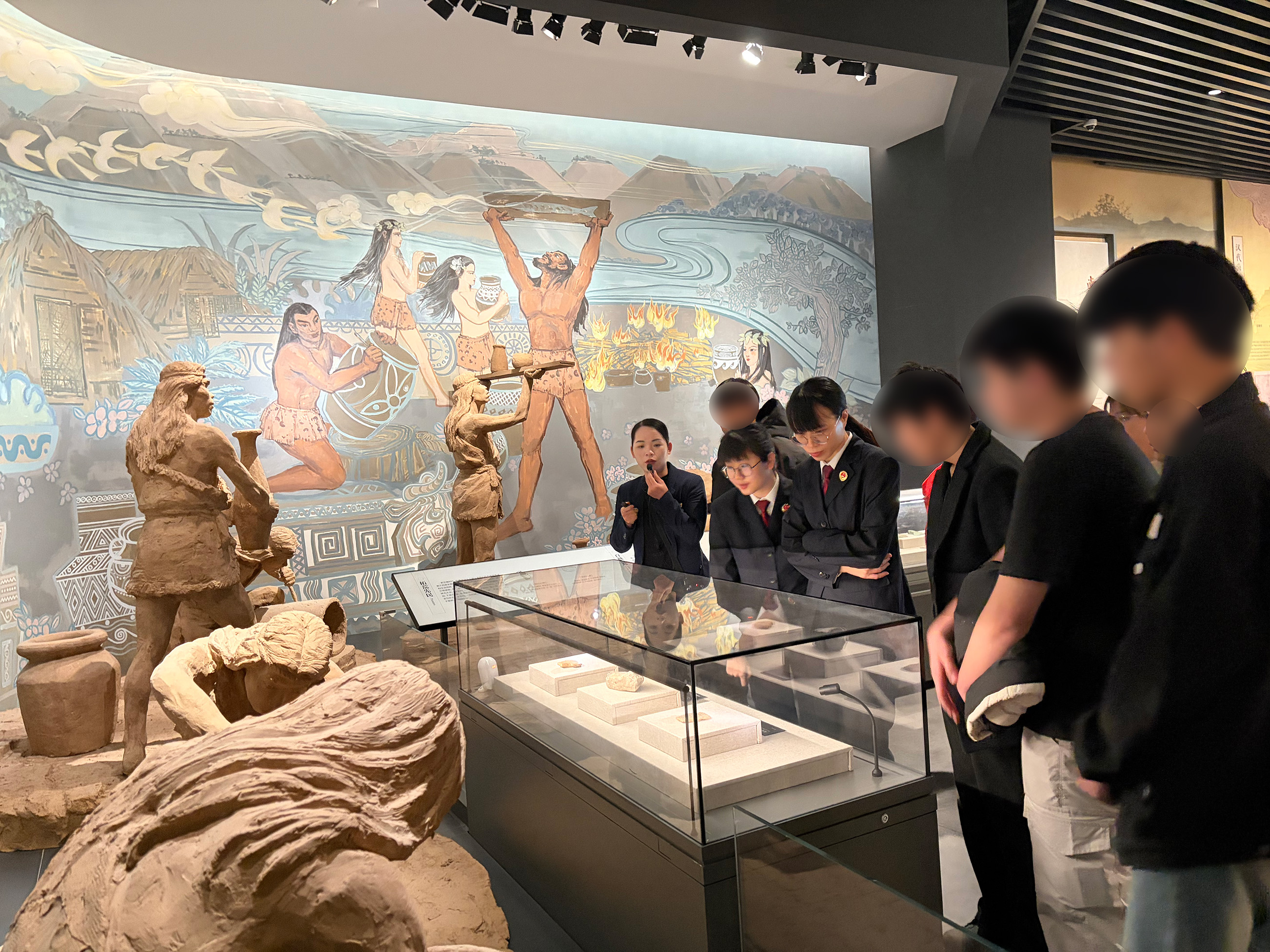 组织5名罪错未成年人走进藤县博物馆，开展一场以“文化润心 法治引航”为主题的集中教育活动.jpg