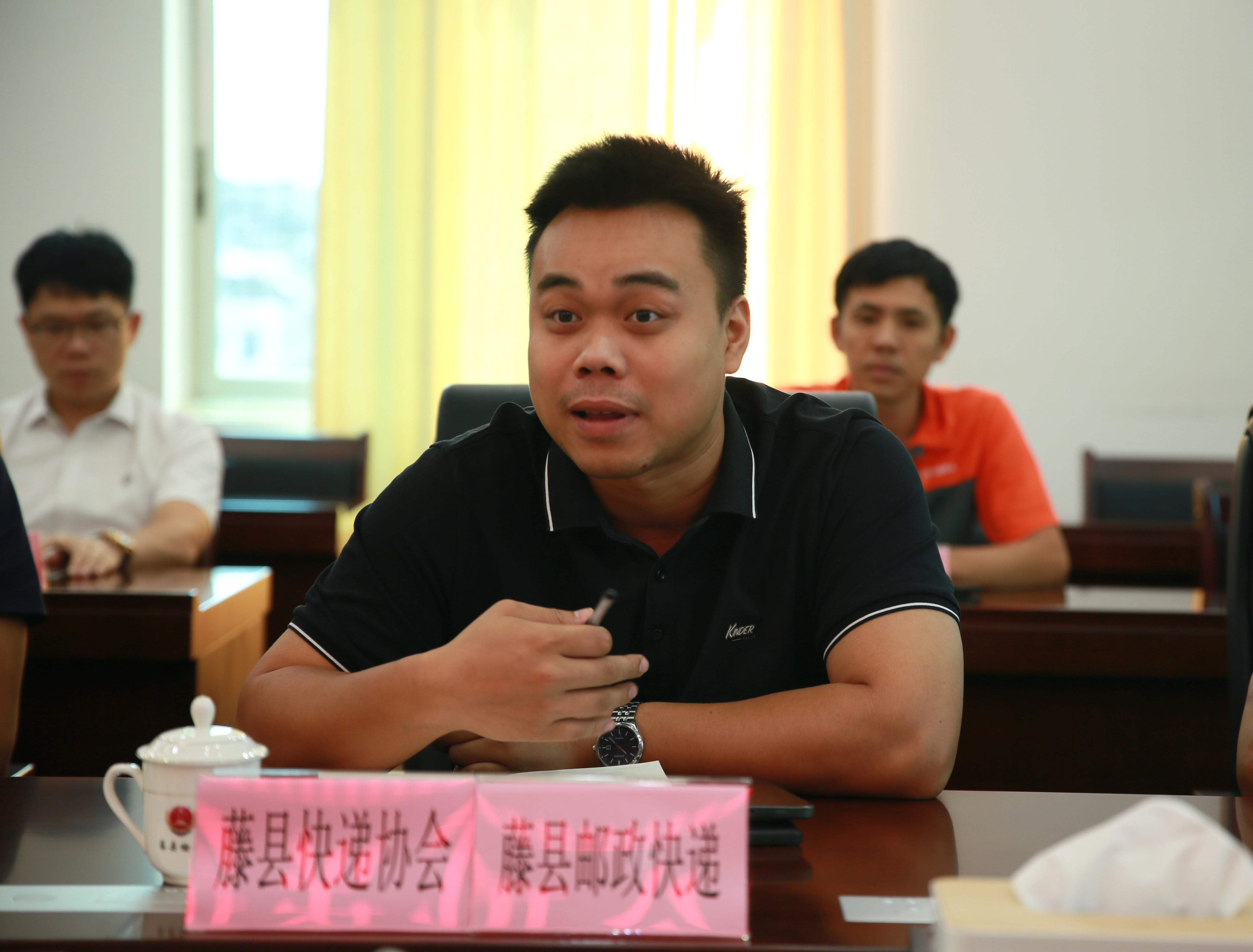 座谈会上，藤县快递协会代表冯思龙发表意见建议.JPG