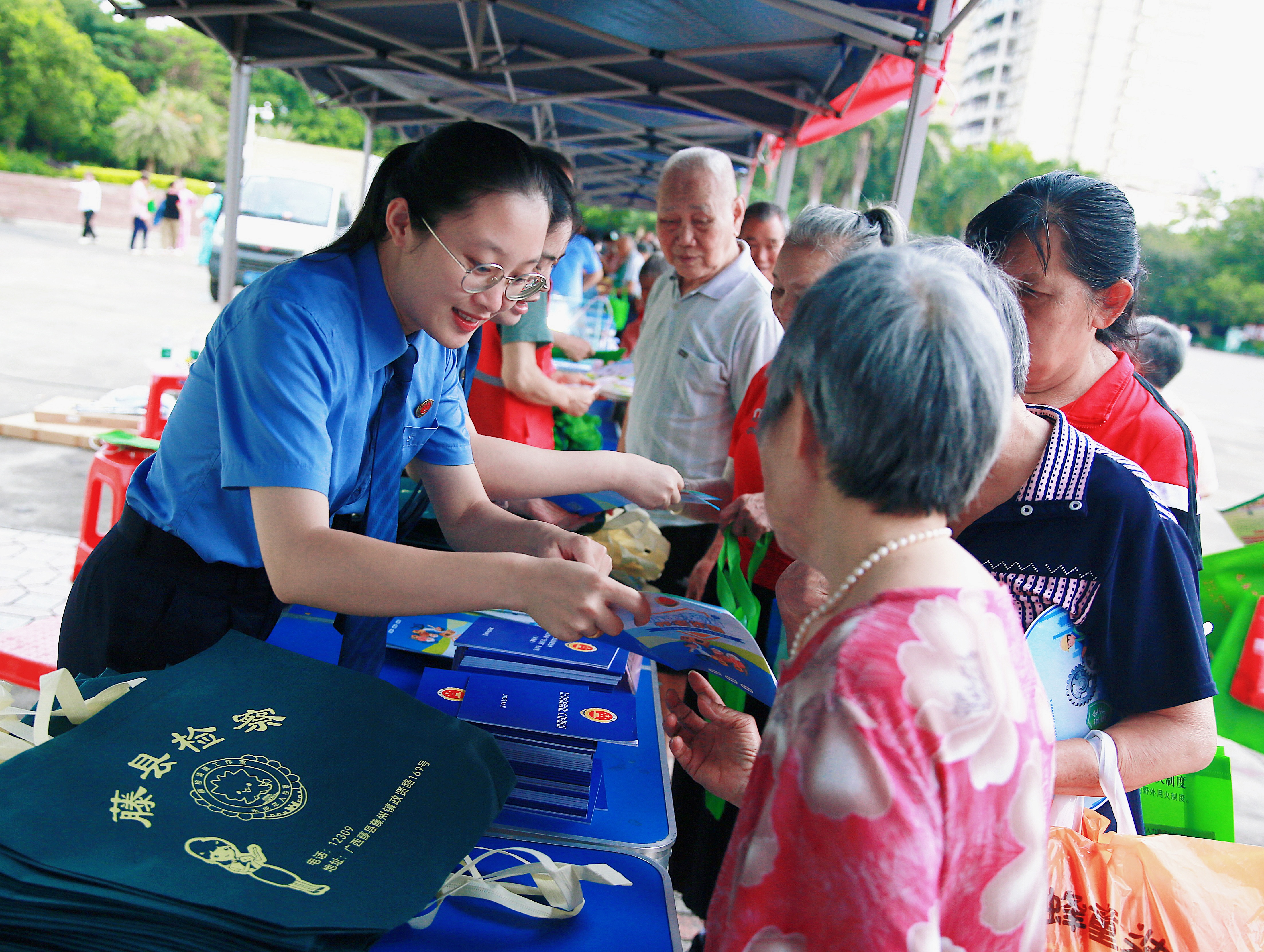 5M6月18日，藤县人民检察院组织干警前往藤县文化广场，开展以“守住钱袋子·护好幸福家”为主题的防范非法金融普法宣传活动.jpg