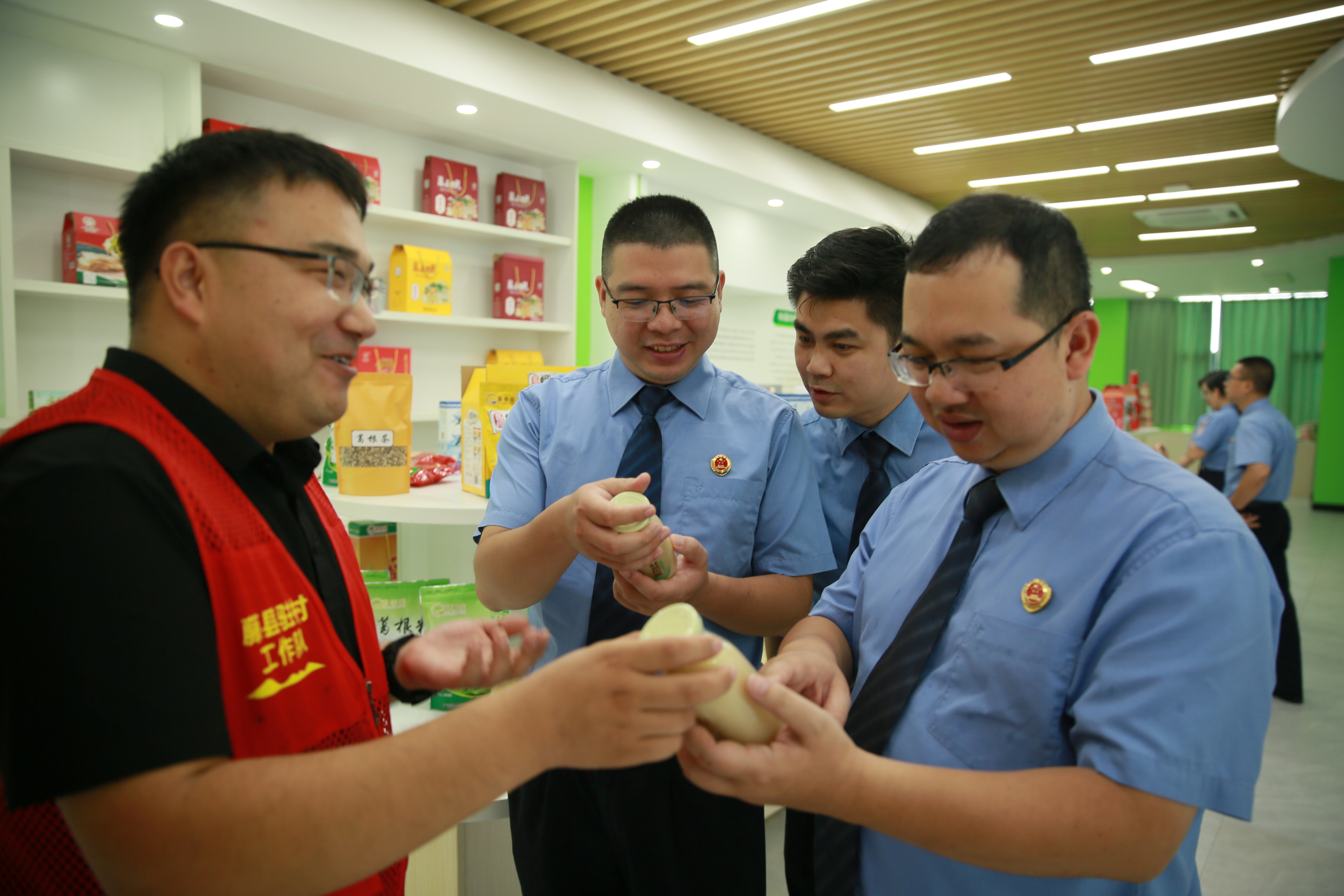 在葛色天香和平粉葛核心示范区，党员干警深入了解和平粉葛特色产业发展现状.JPG