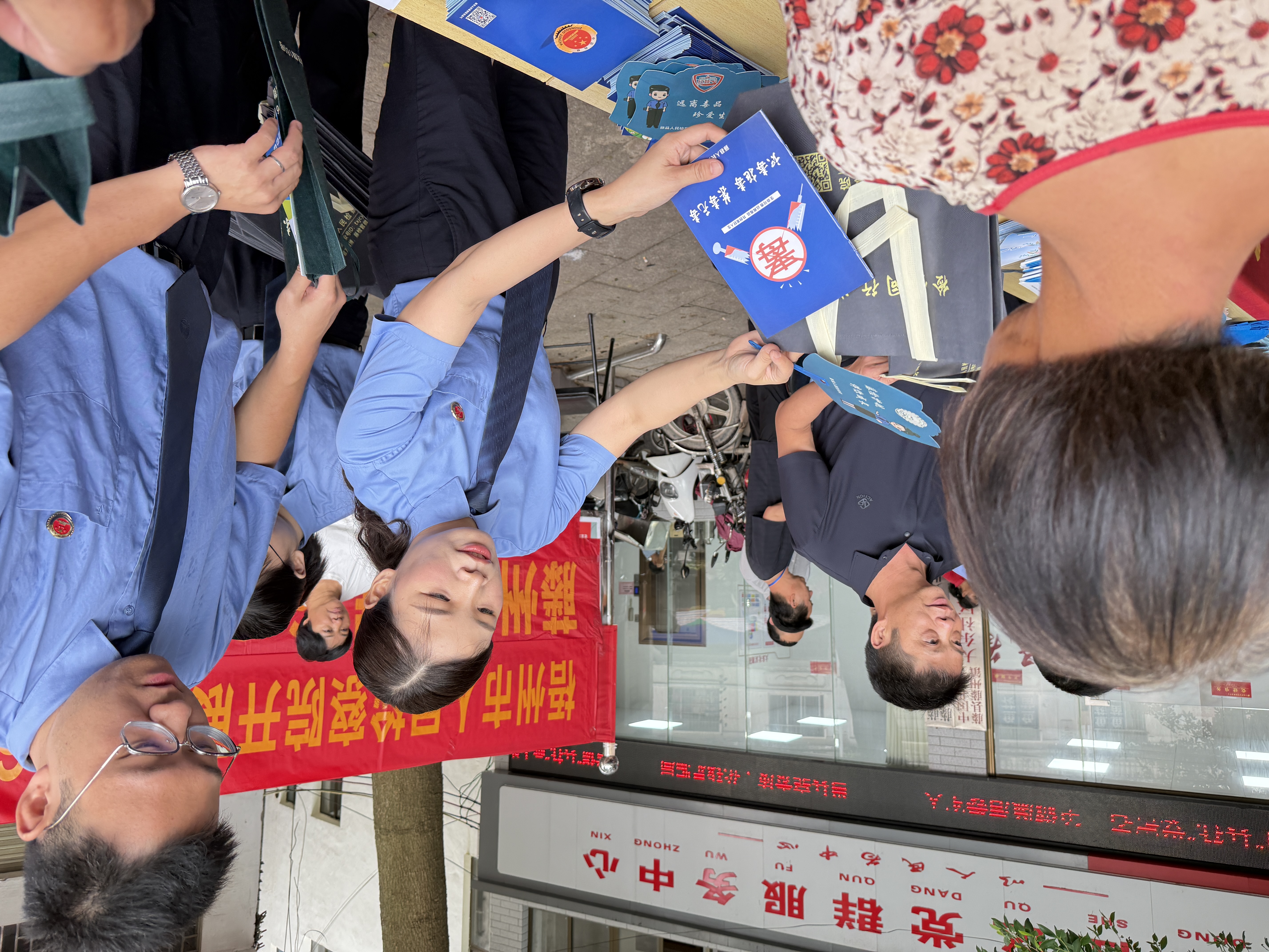 藤县人民检察院紧扣全民禁毒宣传月部署，联合梧州市检察院、县禁毒工作管理中心走进社区，开展以“健康人生、绿色无毒”为主题的禁毒宣传活动 (2).jpg