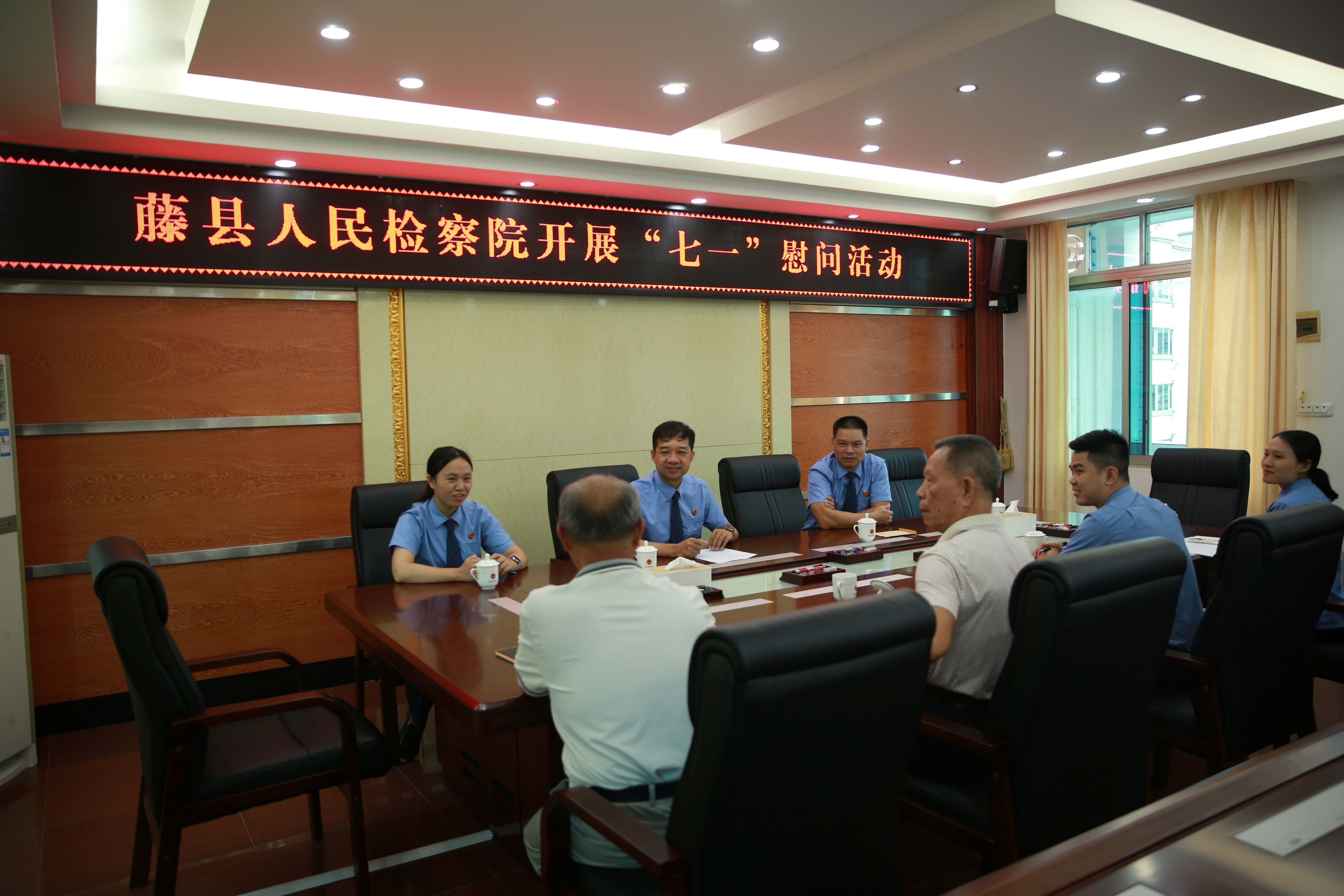 在“七一”党员慰问座谈会上，老党员、困难党员、一线党员代表齐聚一堂.JPG