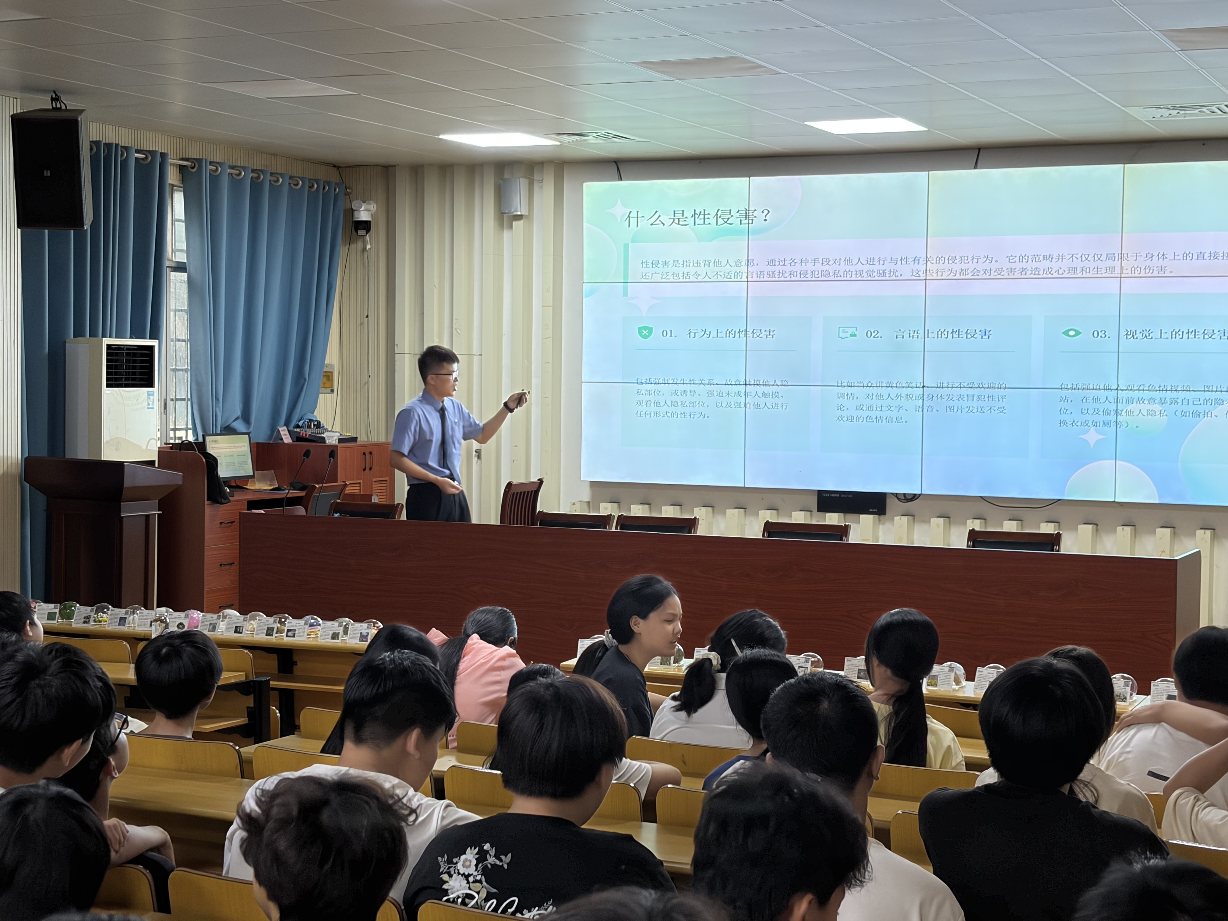 在6月25日藤县中等专业学校的法治宣讲课堂上，藤县检察院负责未成年人检察工作检察官吴远猛摒弃生硬法条，结合藤县本地近年来办理的多起案件展开警示教育。.jpg