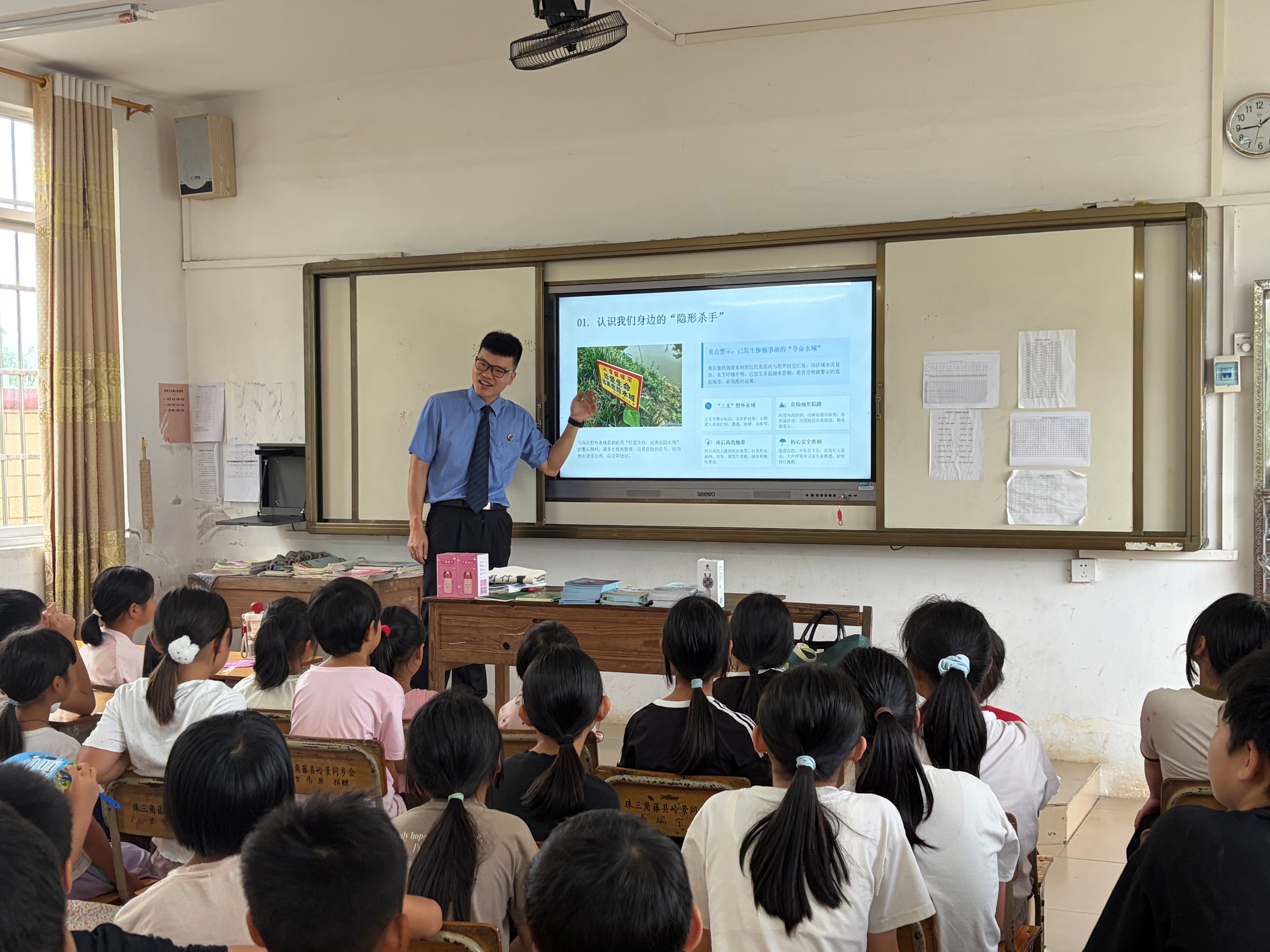 在6月18日岭景镇石村小学的法治课上，吴远猛重点宣讲防溺水安全，逐条讲解防溺水“六不准”.jpg