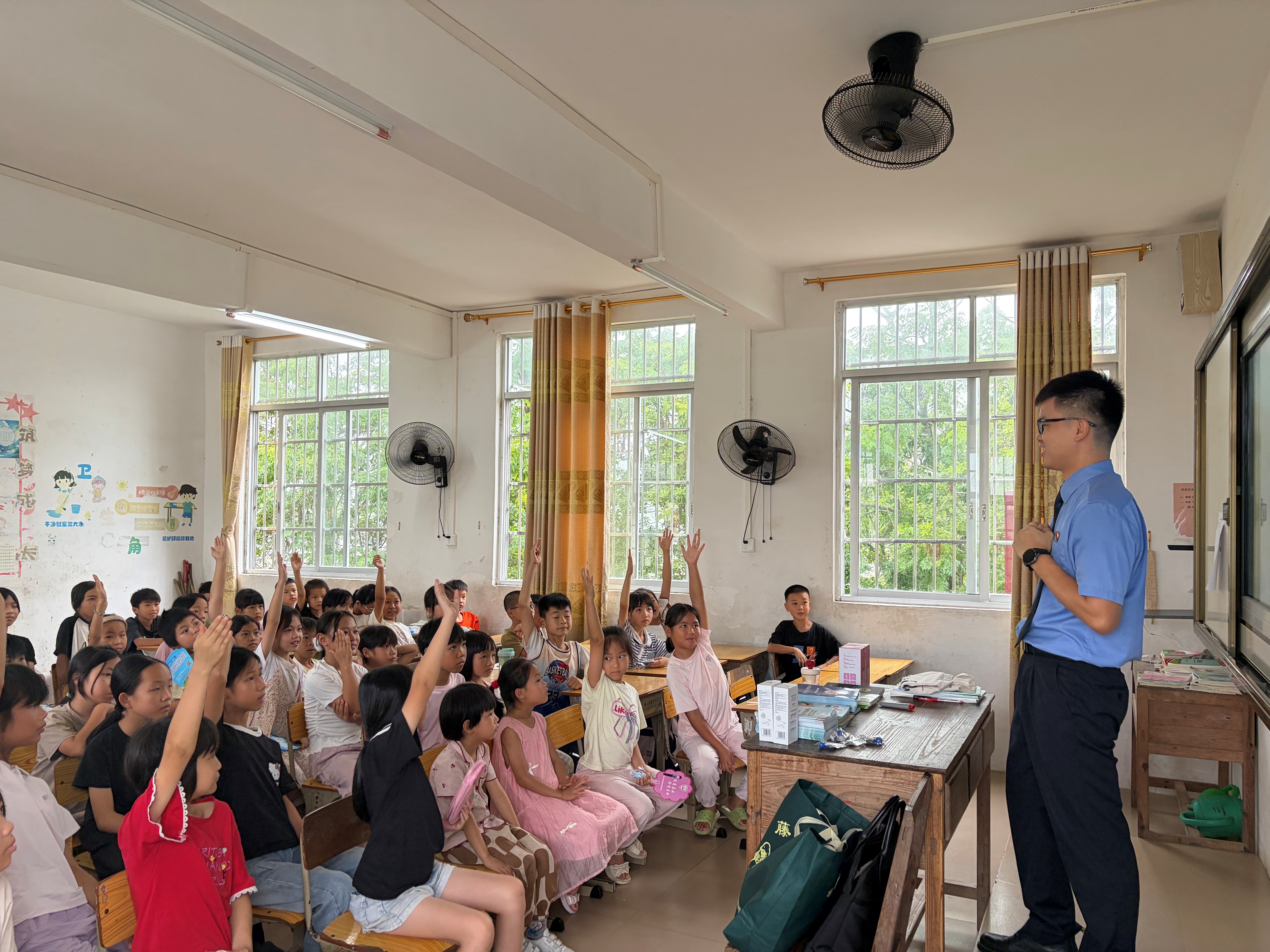 在6月18日岭景镇石村小学的法治课上，吴远猛重点宣讲防溺水安全，逐条讲解防溺水“六不准”。.jpg