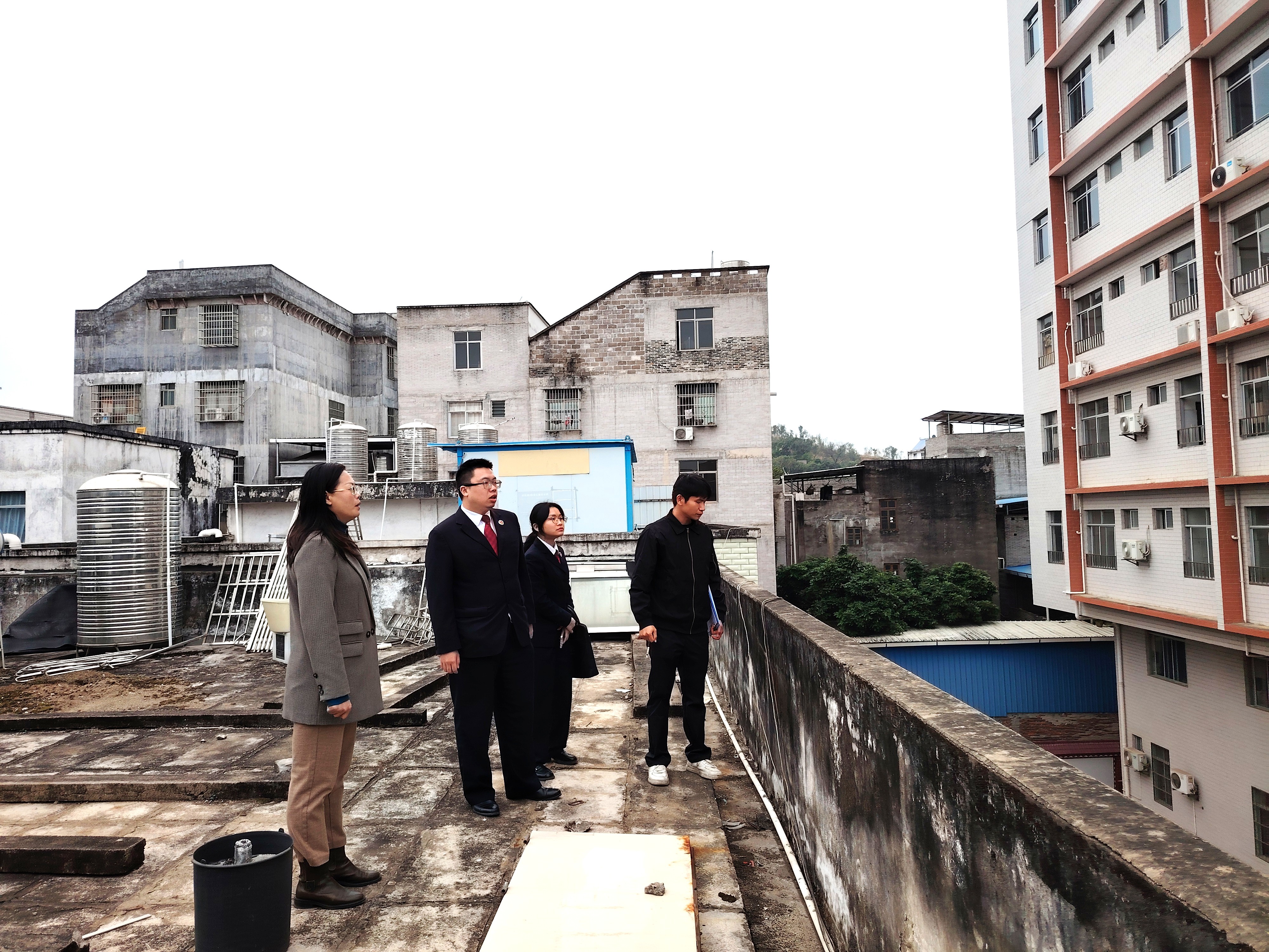 检察干警深入辖区多所中小学和卫生院，逐栋排查防雷装置安装及检测情况.jpg