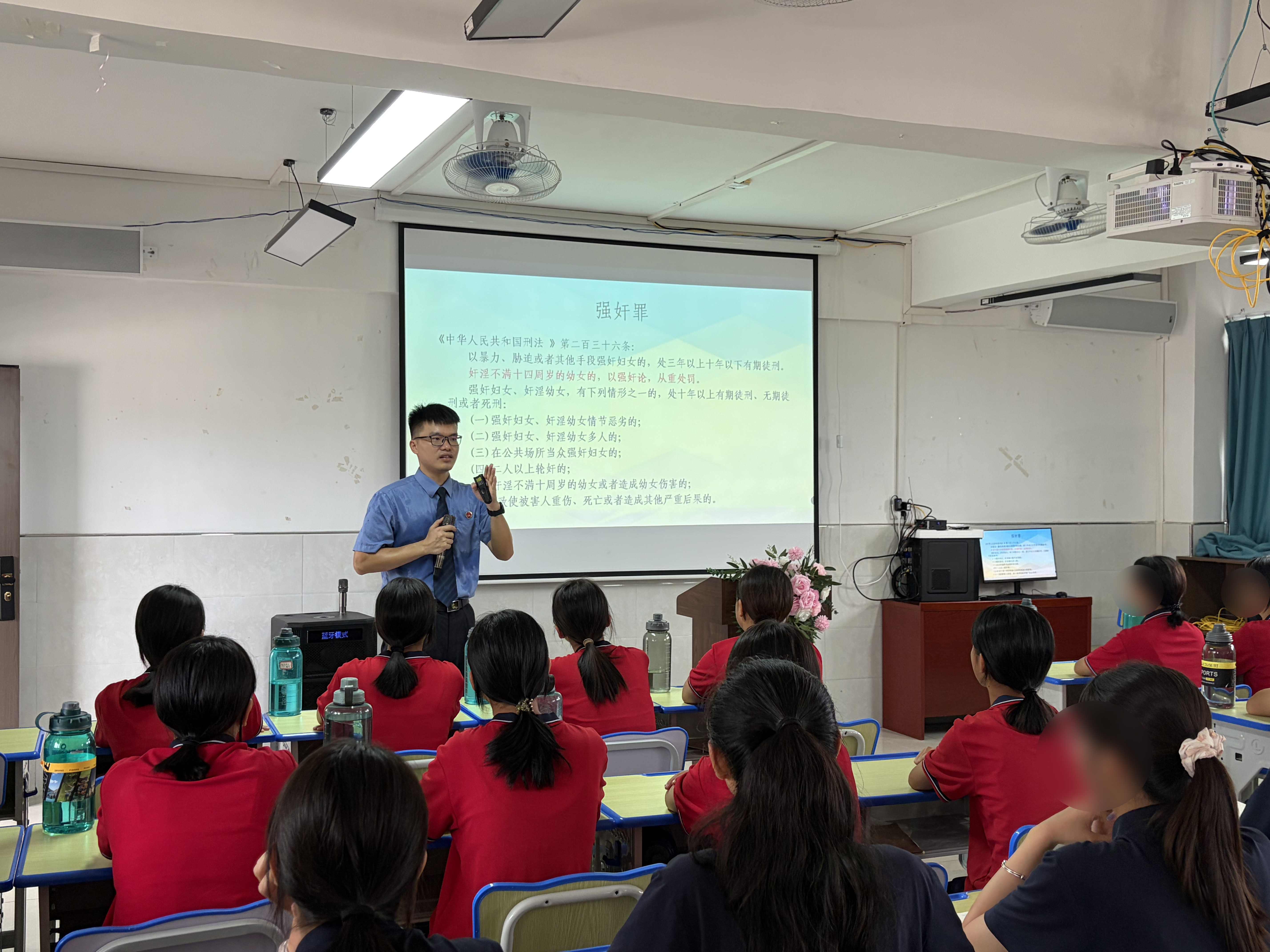 课堂上，“清源工作室”检察官立足藤县本地涉未成年人违法犯罪案件实际，摒弃枯燥法条说教，选取辖区内盗窃、抢劫、故意伤害、未成年人权益受侵害等真实典型案例以案释法.jpg