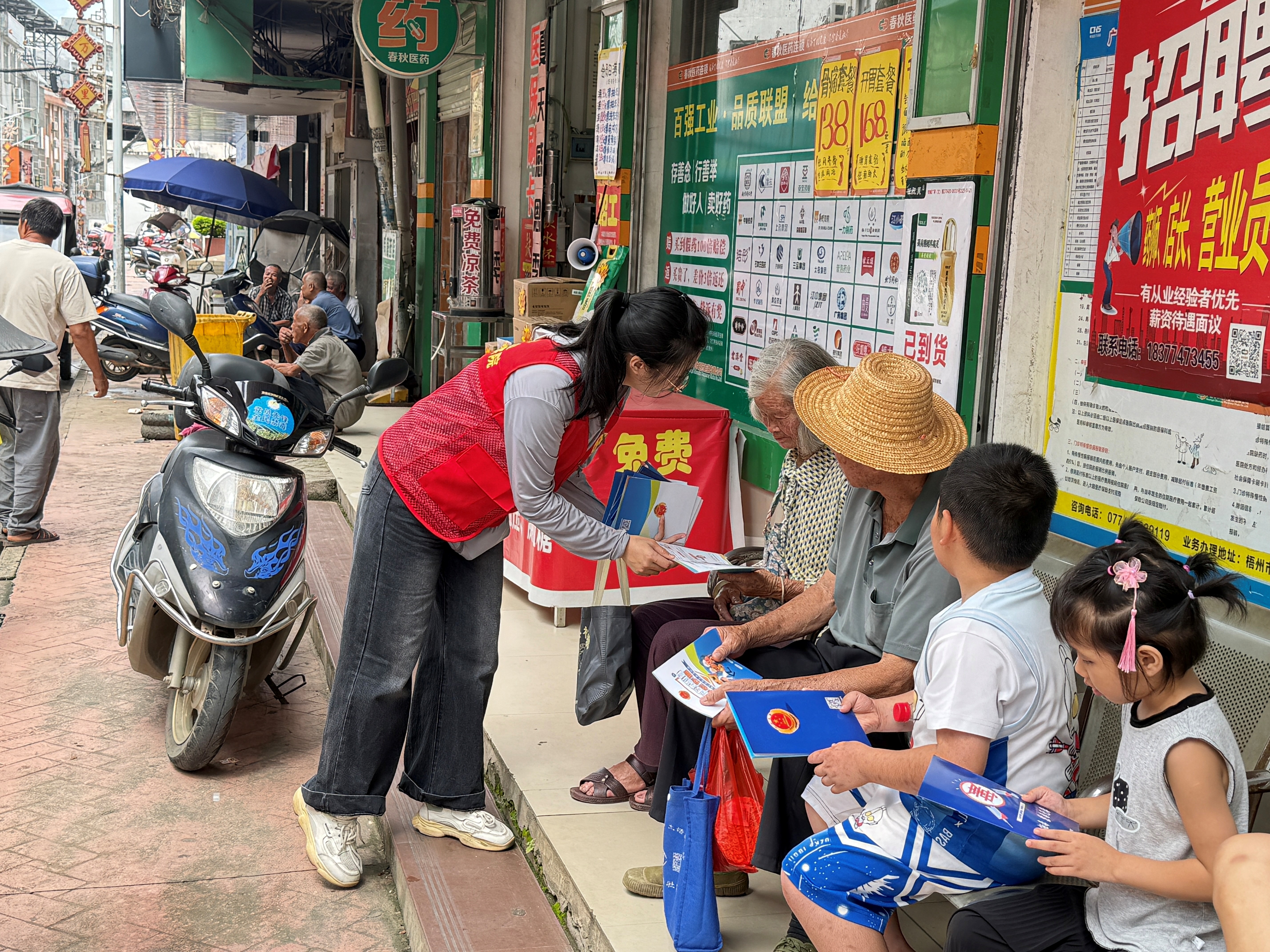 恰逢古龙镇圩日，检察干警抓住这一时机在人流密集处开展普法宣传，将防骗识骗的“干货”精准送到赶集的老年人手中.jpg
