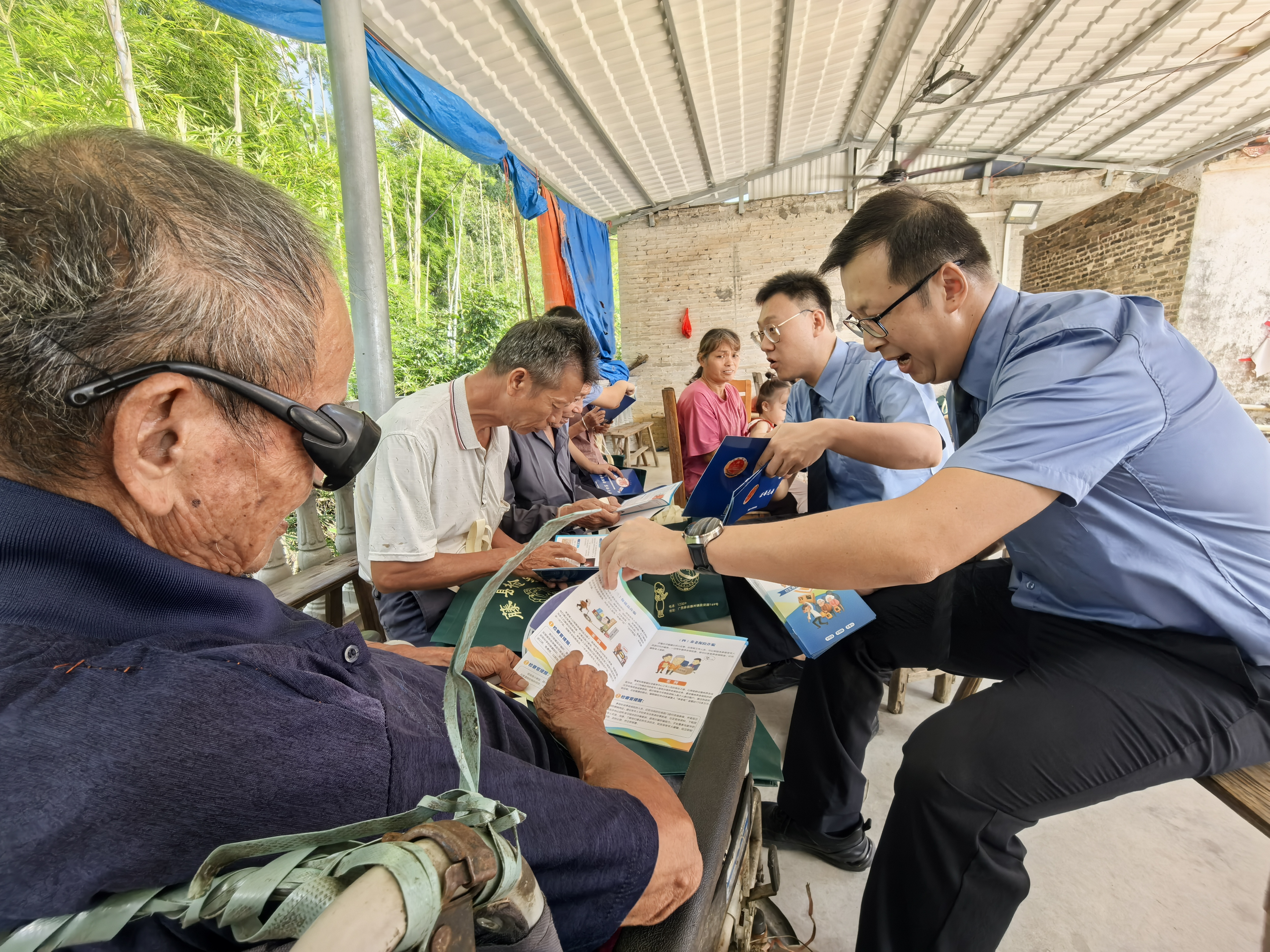 在普法现场，检察干警以该院办理的电信网络诈骗及关联犯罪真实案件为切口，用拉家常的方式拆解帮助信息网络犯罪活动罪的法律红线。.jpg