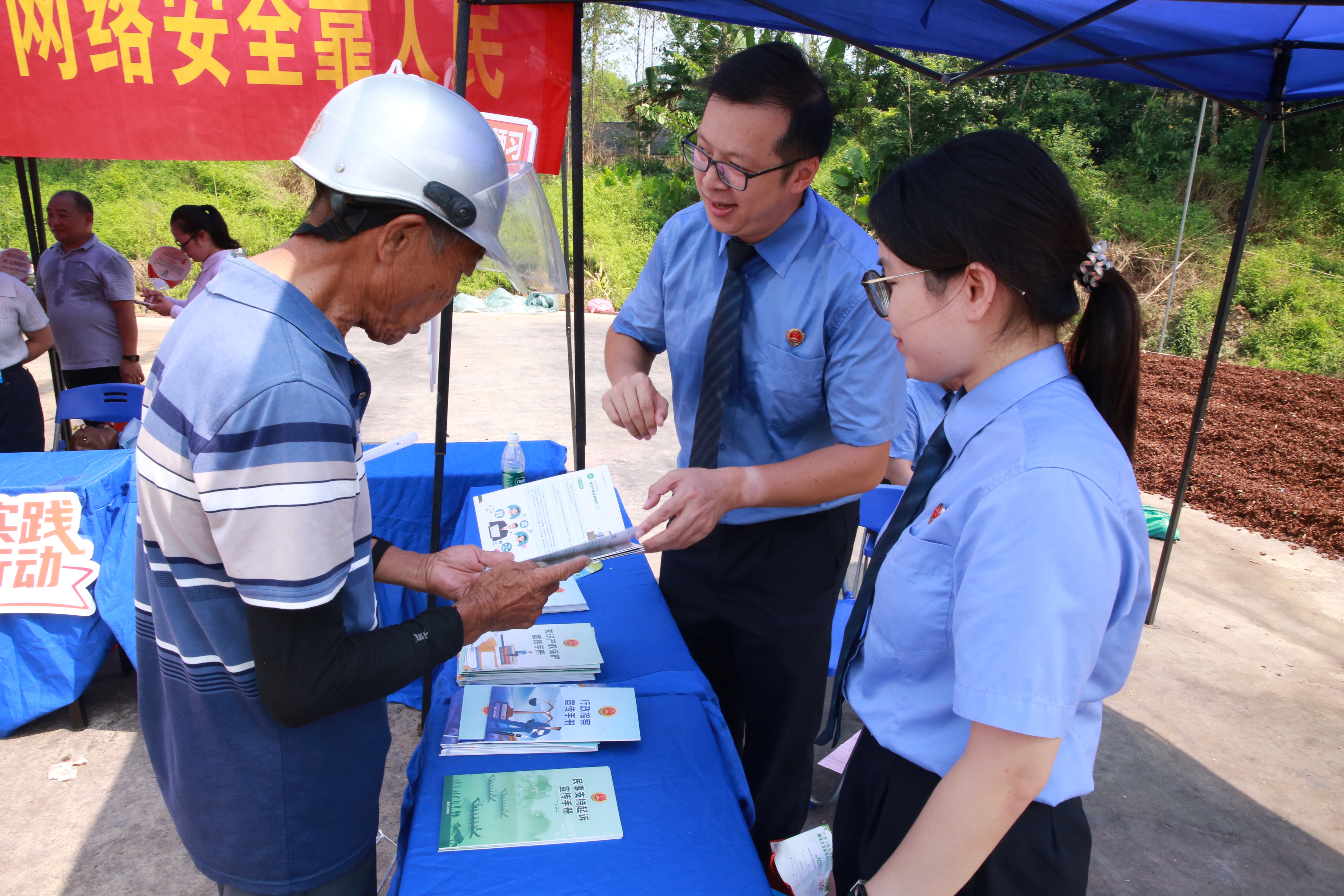 检察干警还向群众介绍了民事支持起诉职能，重点围绕农民工讨薪、老年人赡养、未成年人抚养等常见问题.JPG