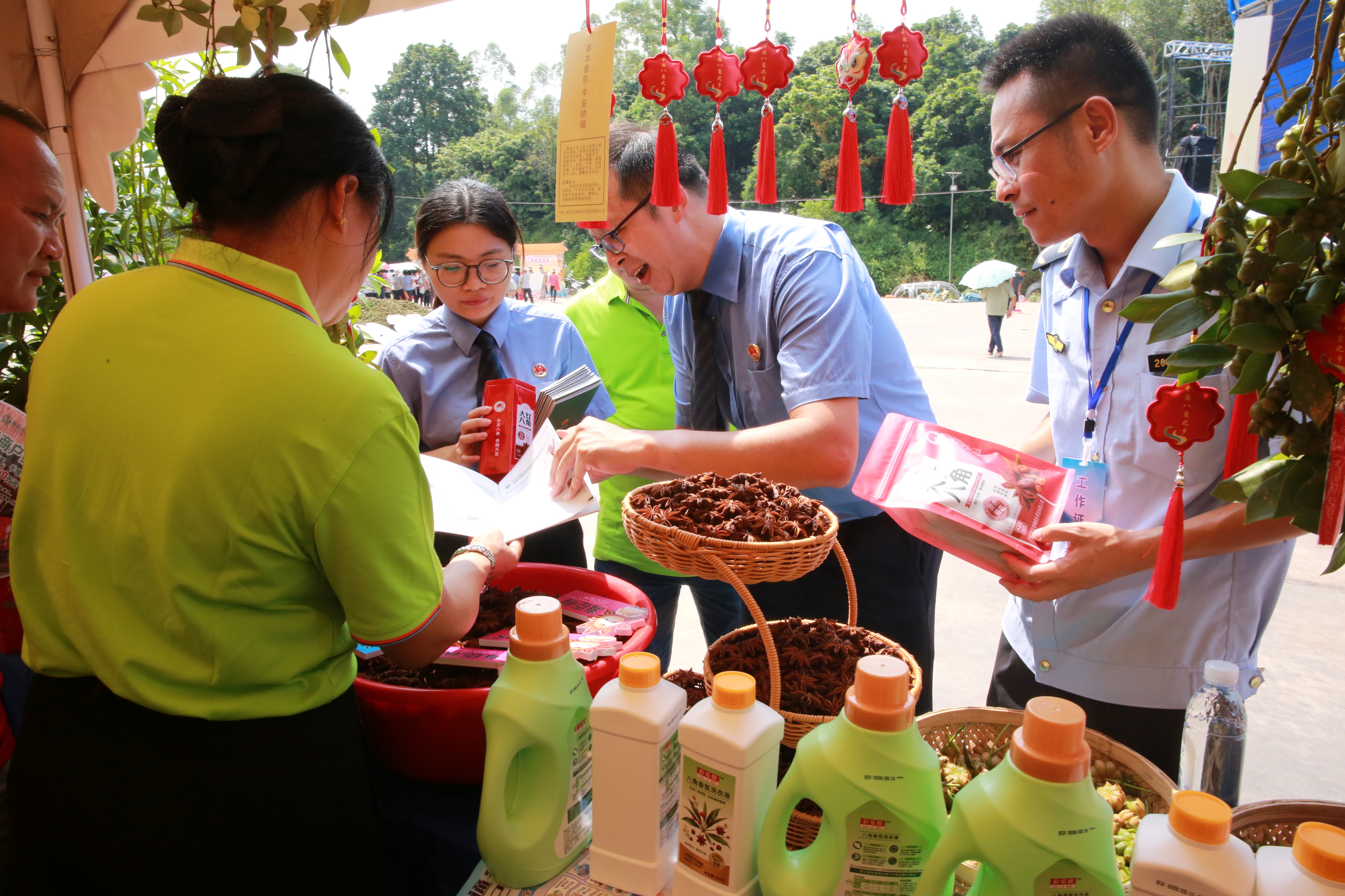 检察干警开展案件“回头看”，在活动现场走访获得地理标志使用授权的企业，了解企业发展现状.JPG