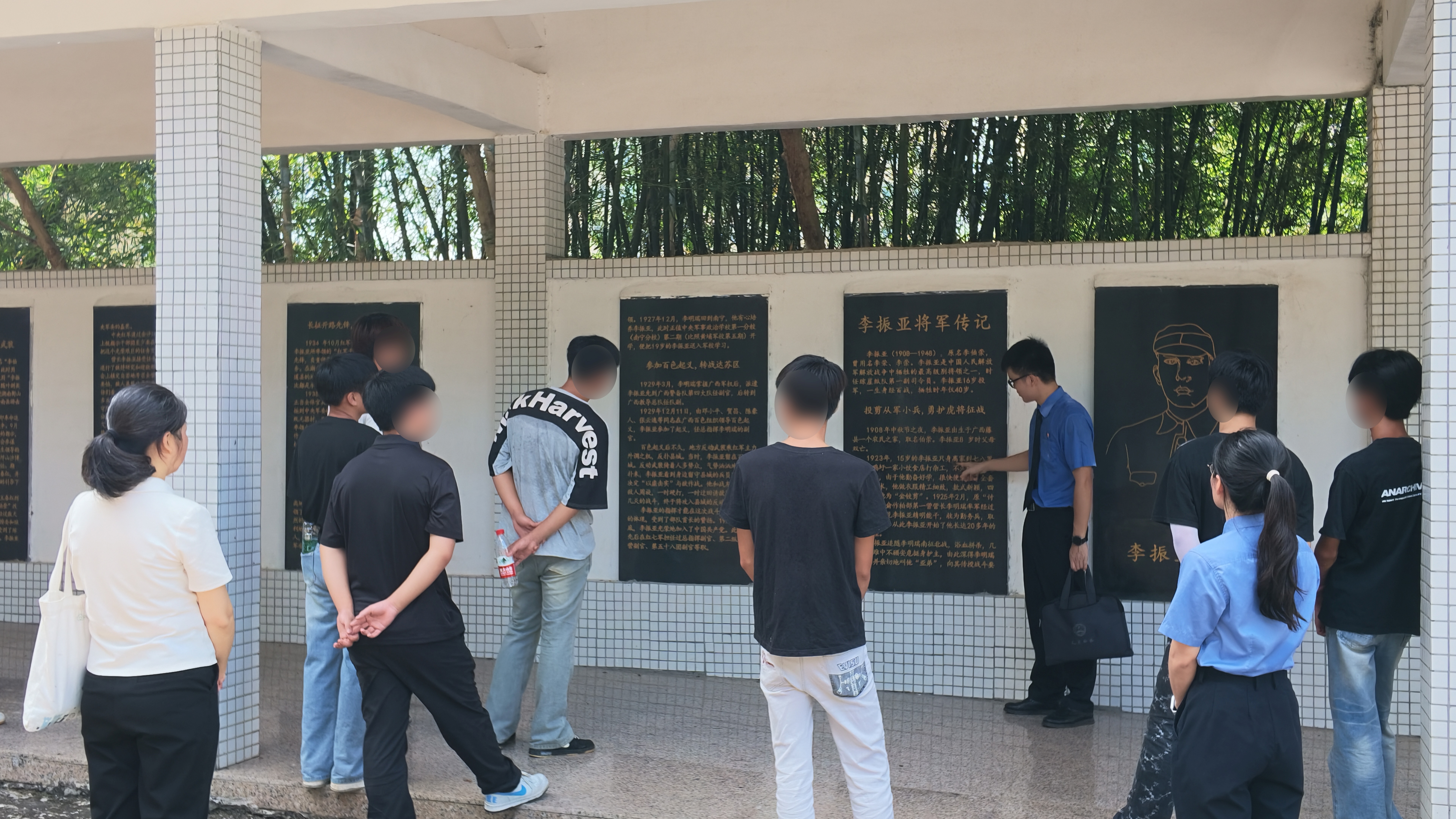检察官结合少年们过往的错误开展谈心引导，希望大家从英烈精神中汲取奋进力量.jpg
